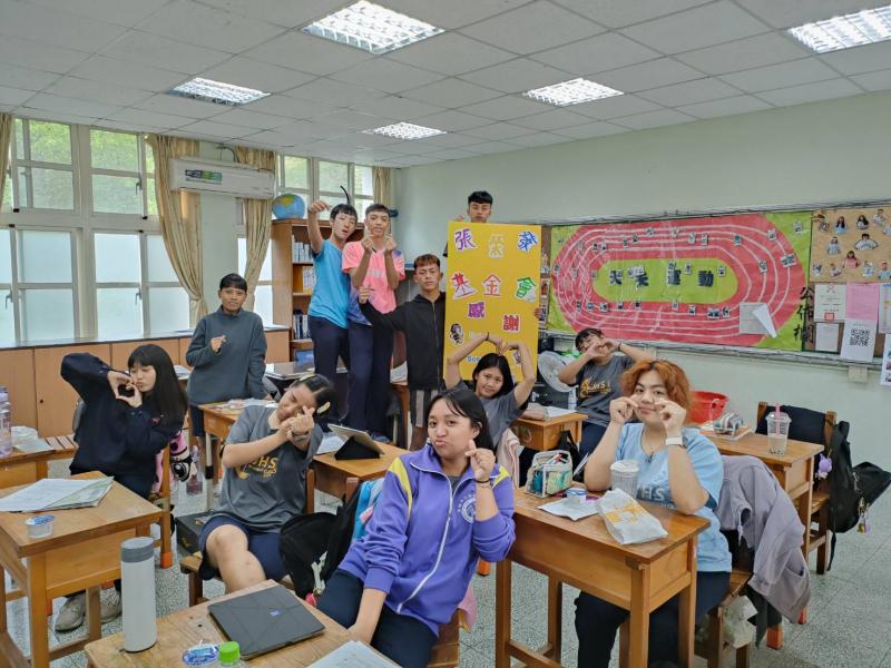 高雄那瑪夏國中學生感謝張榮發基金會贊助課輔班經費