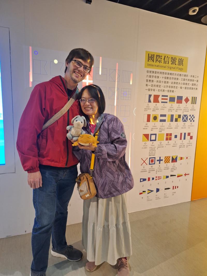 親子之外，也有成人觀眾攜帶心愛的娃娃來參觀