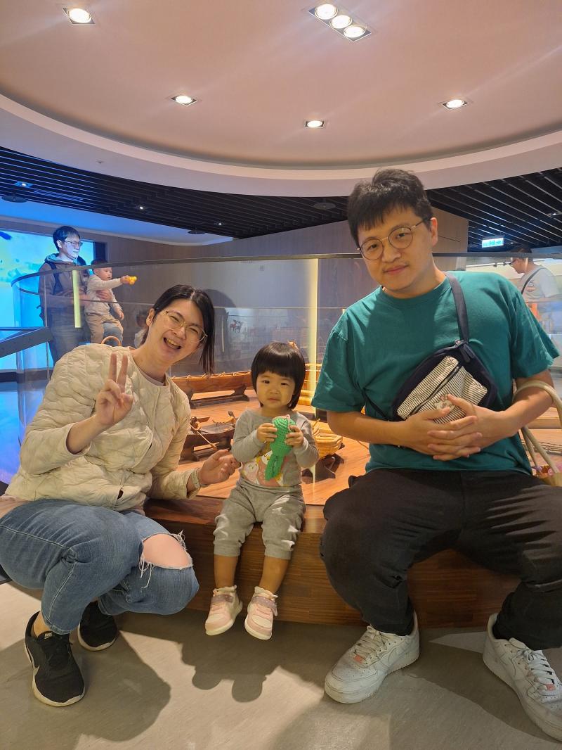 民眾帶著雙寶(娃娃與孩子)開心參觀