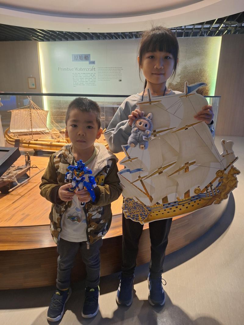 本館提供船舶拍照手板，供民眾拍照