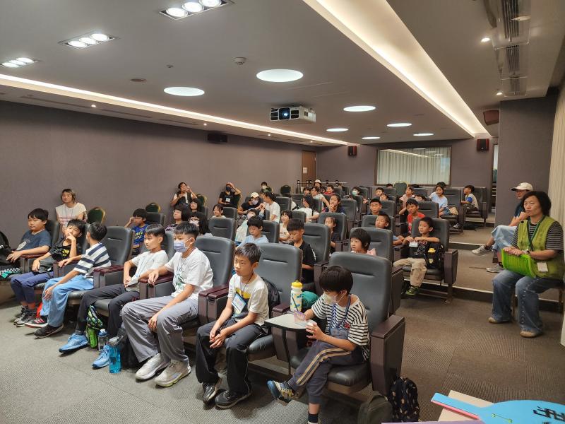 小朋友們及老師先到2F會議室休息，活動即將開始。