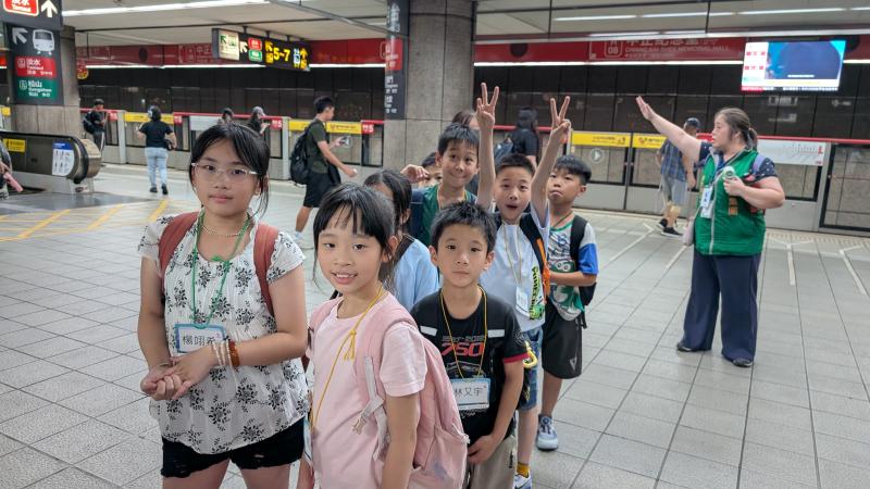抵達捷運站，準備前往台大農場。
