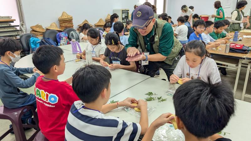 導覽老師教大家製作香草米餅乾。