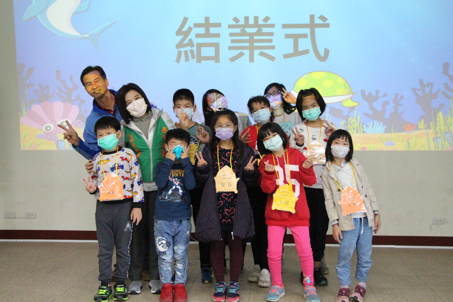 執行長鍾德美(著綠背心)特別前往小琉球與參加「張榮發基金會夢想學堂」的小朋友相見歡。