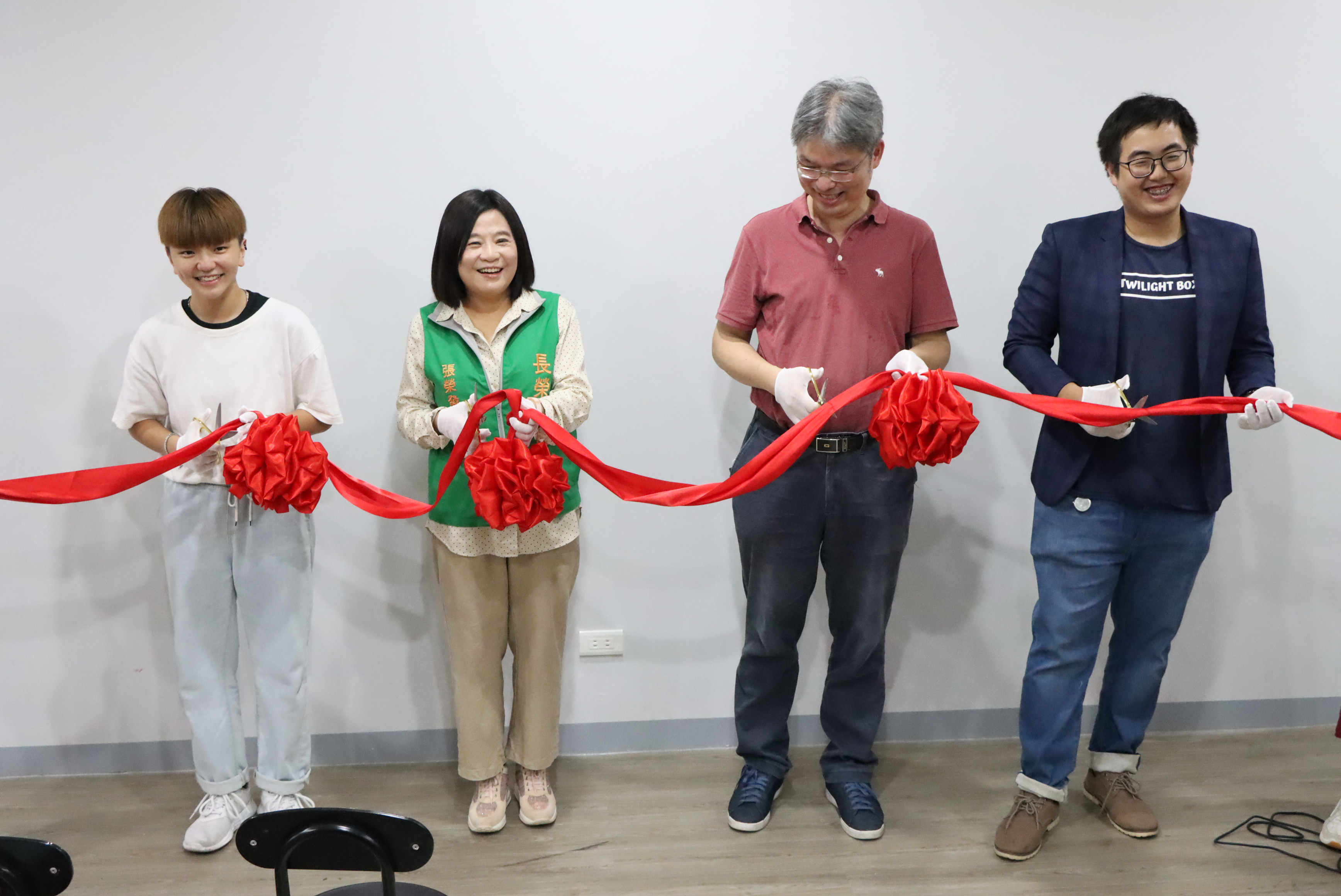 「微光盒子」營運基地啟用由張榮發基金會鍾德美執行長(左二)、臺灣兒少玩心教育協會王信實理事長(右二)、微光盒子創辦人兼團長蕭羣諭(右一)等人共同進行剪綵儀式。