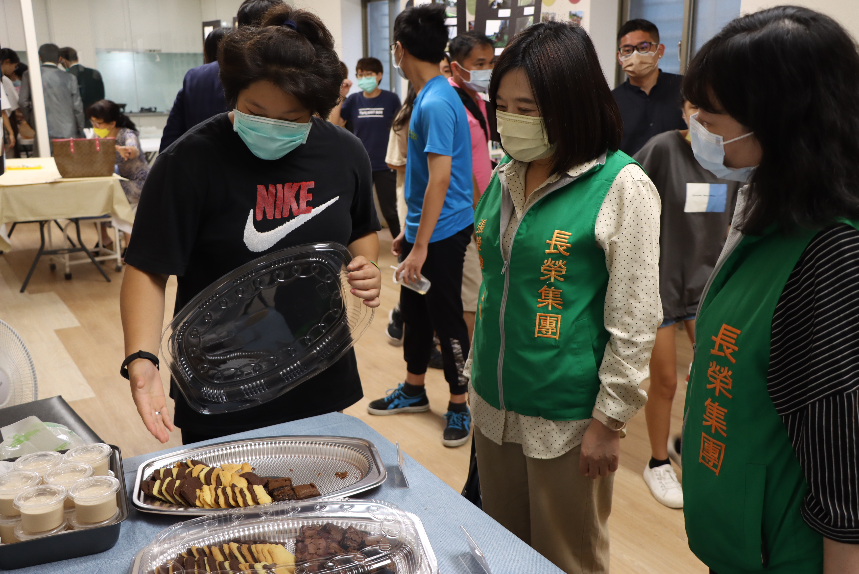 微光盒子的孩子們跟張榮發基金會鍾德美執行長(右二)分享學做糕點心得。