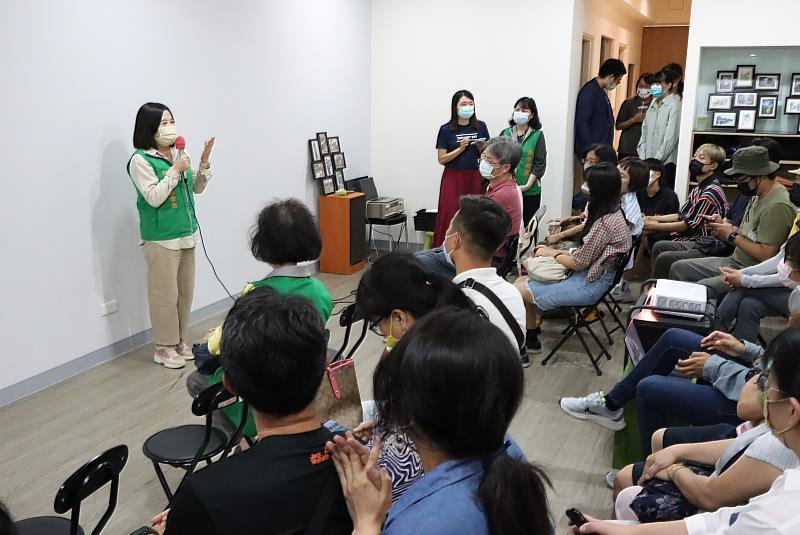 張榮發基金會鍾德美執行長親臨現場給微光團隊及孩子們鼓勵。