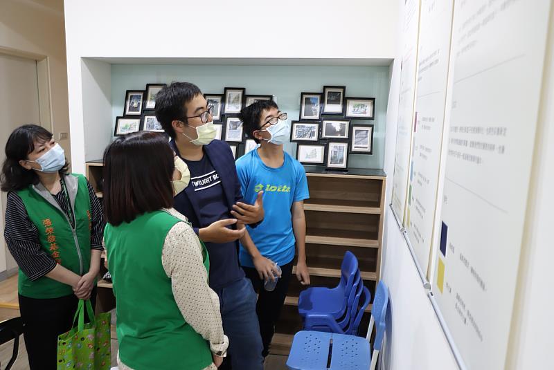 微光盒子創辦人兼團長蕭羣諭(右二)向張榮發基金會鍾德美執行長(左二)介紹微光盒子成立經過。