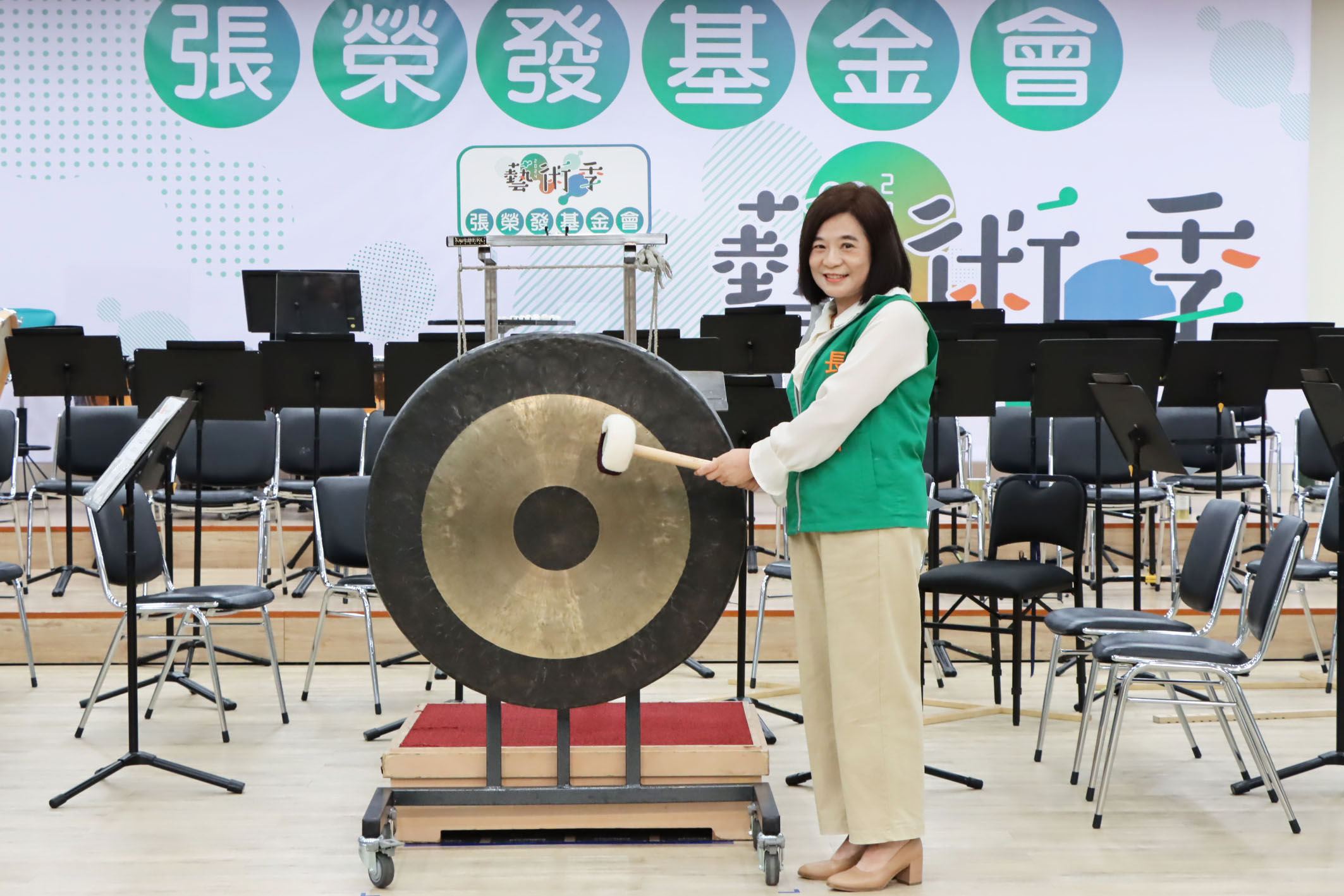 張榮發基金會執行長鍾德美敲響鑼聲,為「2024張榮發基金會藝術季」正式揭開序幕。