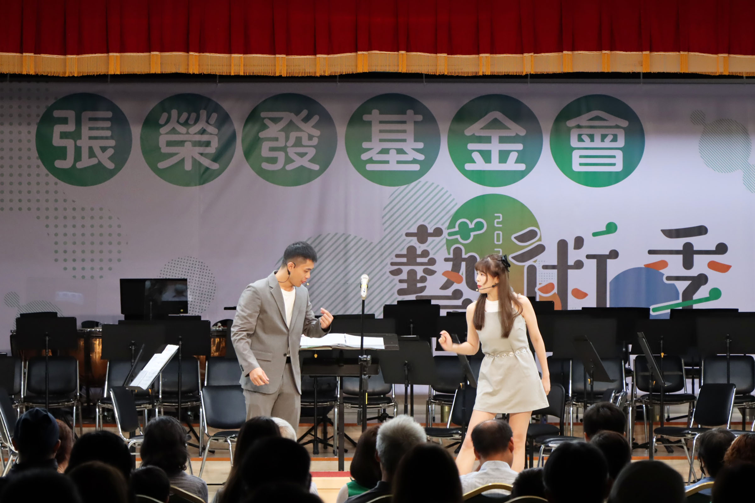「2024張榮發基金會藝術季」邀請漫才組合蓉丹利,用全新段子介紹藝術季相關內容,笑翻全場。