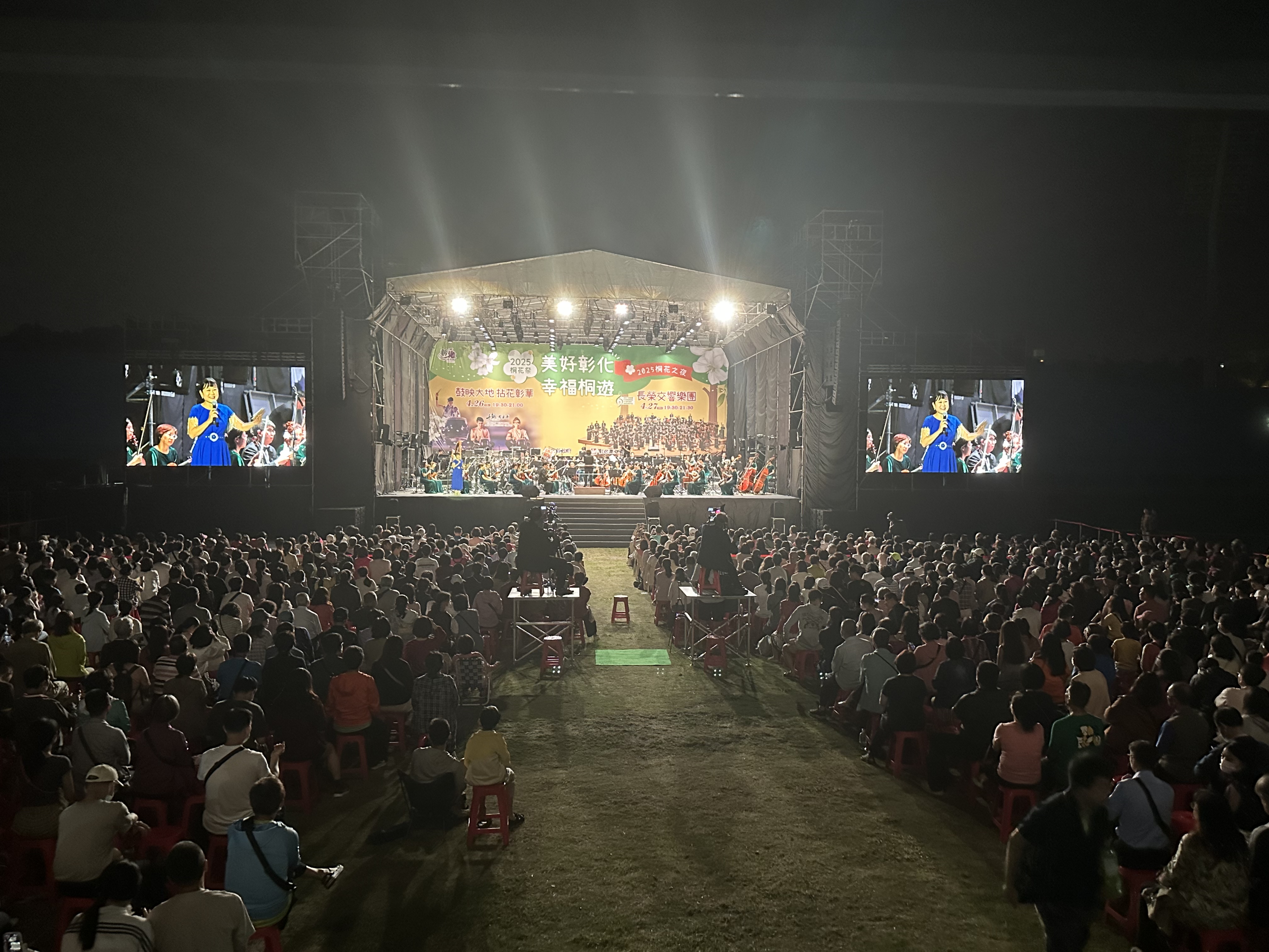 美好的桐花之夜在悠揚樂曲下更顯浪漫