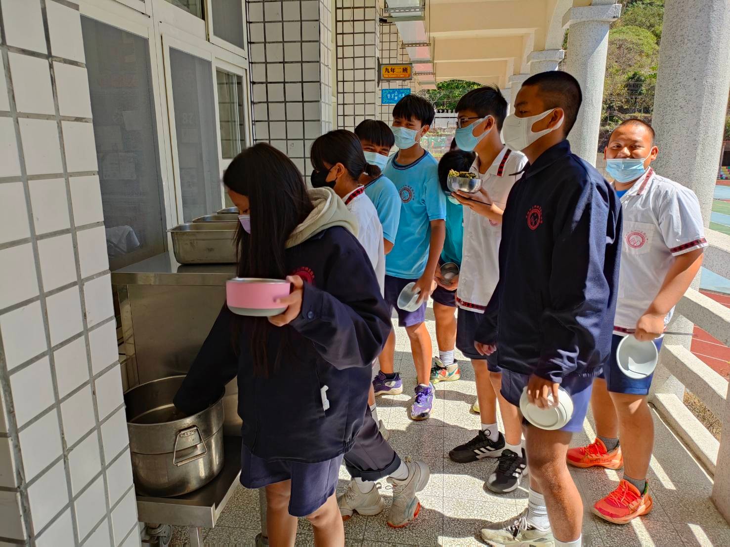 學生排隊準備領取晚餐