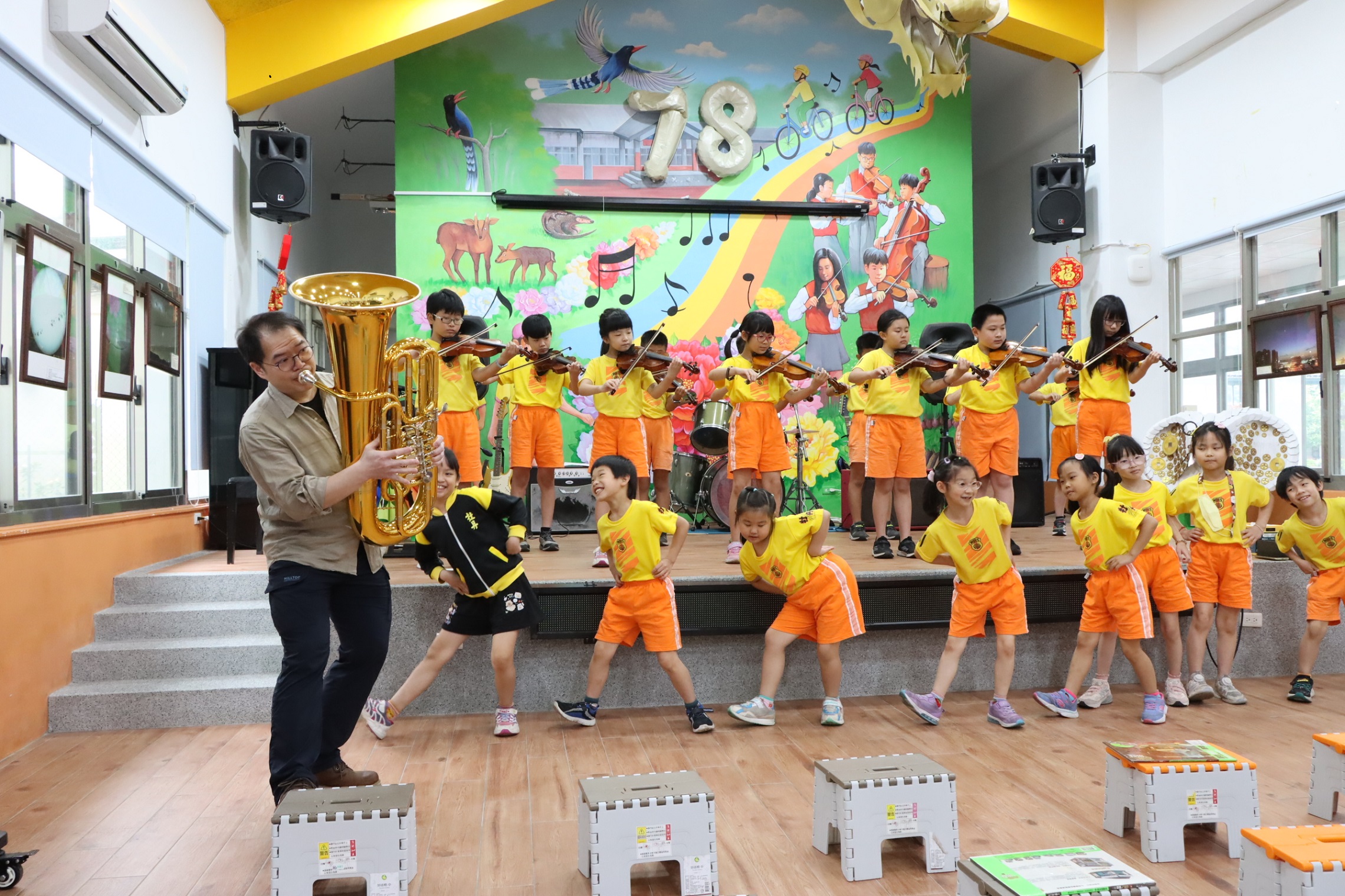 長榮交響樂團低音號首席蔡孟昕(左一)受邀擔任一日老師，與牡丹國小學生提琴樂團交流合奏演出。