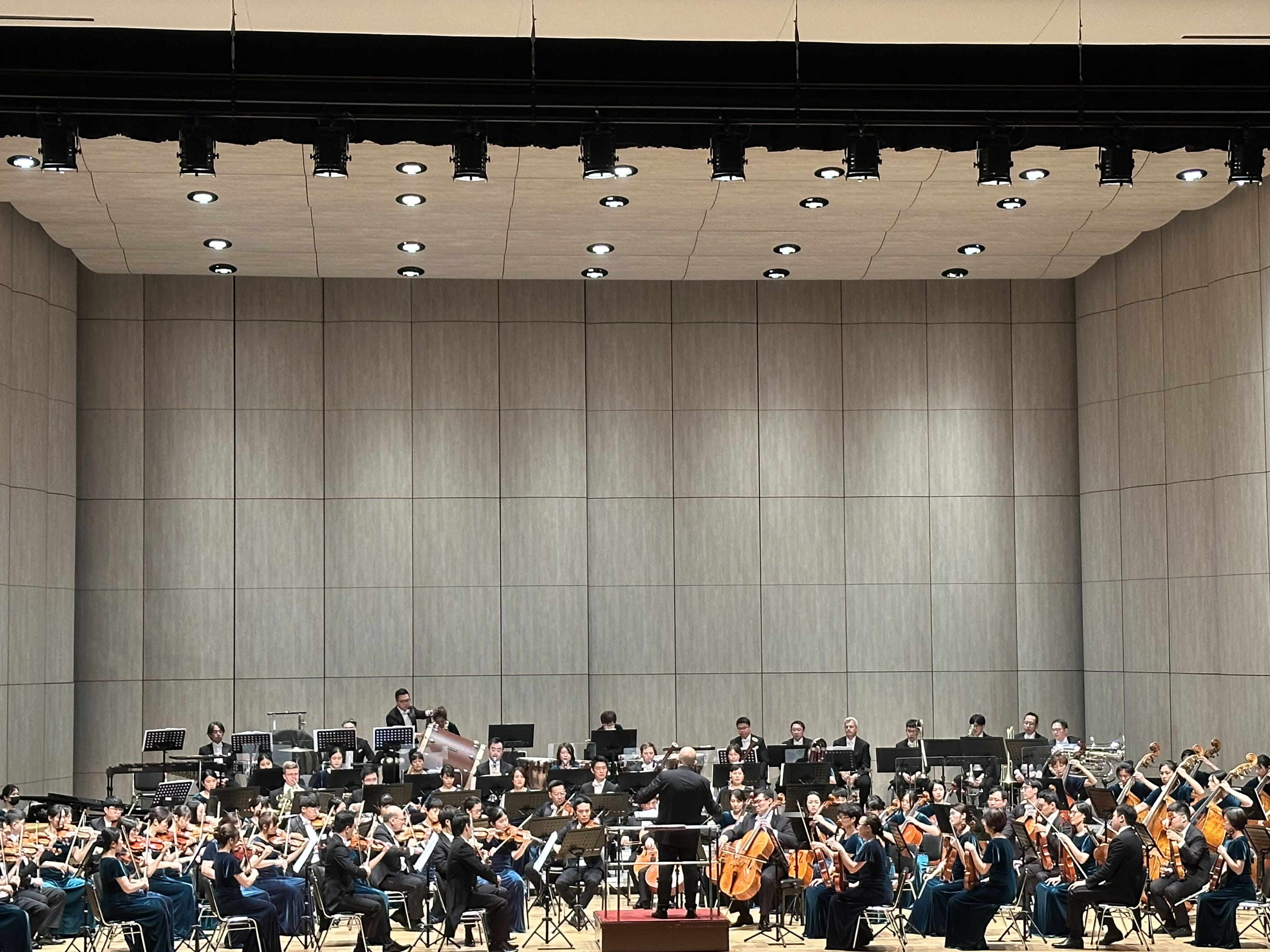 Maestro Jaap van Zweden and the ESO performed at the Miaobei Art Center.