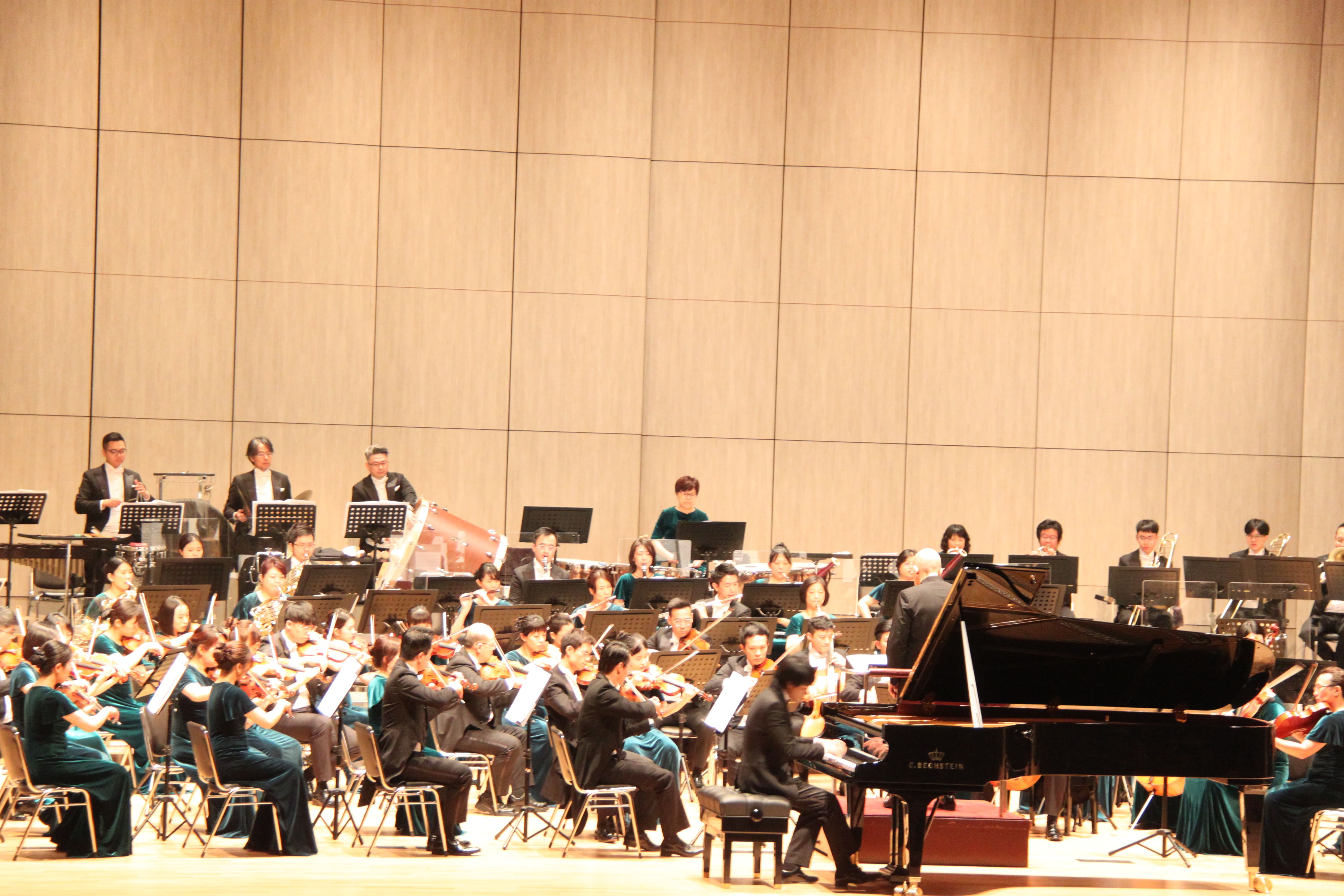 Pianist Kit Armstrong joined the ESO in performance at the Miaobei Art Center.