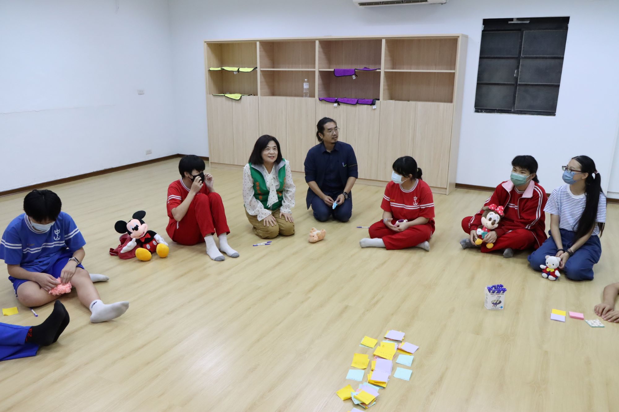 張榮發基金會董事長鍾德美（中著綠背心）勉勵基隆中山高中國中部大德分校的同學，每一次演出都是學習與成長的機會。