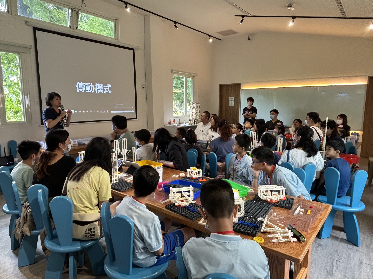 張榮發基金會攜手桃園市政府推出「科普好好玩」專案，小朋友參加科普小桃子Ｉ學營，簡單學科學、快樂懂科學。