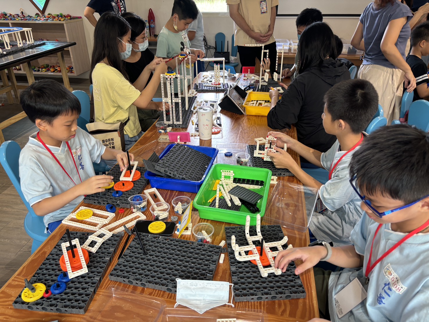 張榮發基金會攜手桃園市政府推出「科普好好玩－科普小桃子Ｉ學營」學生各展創意拼組微型積木。