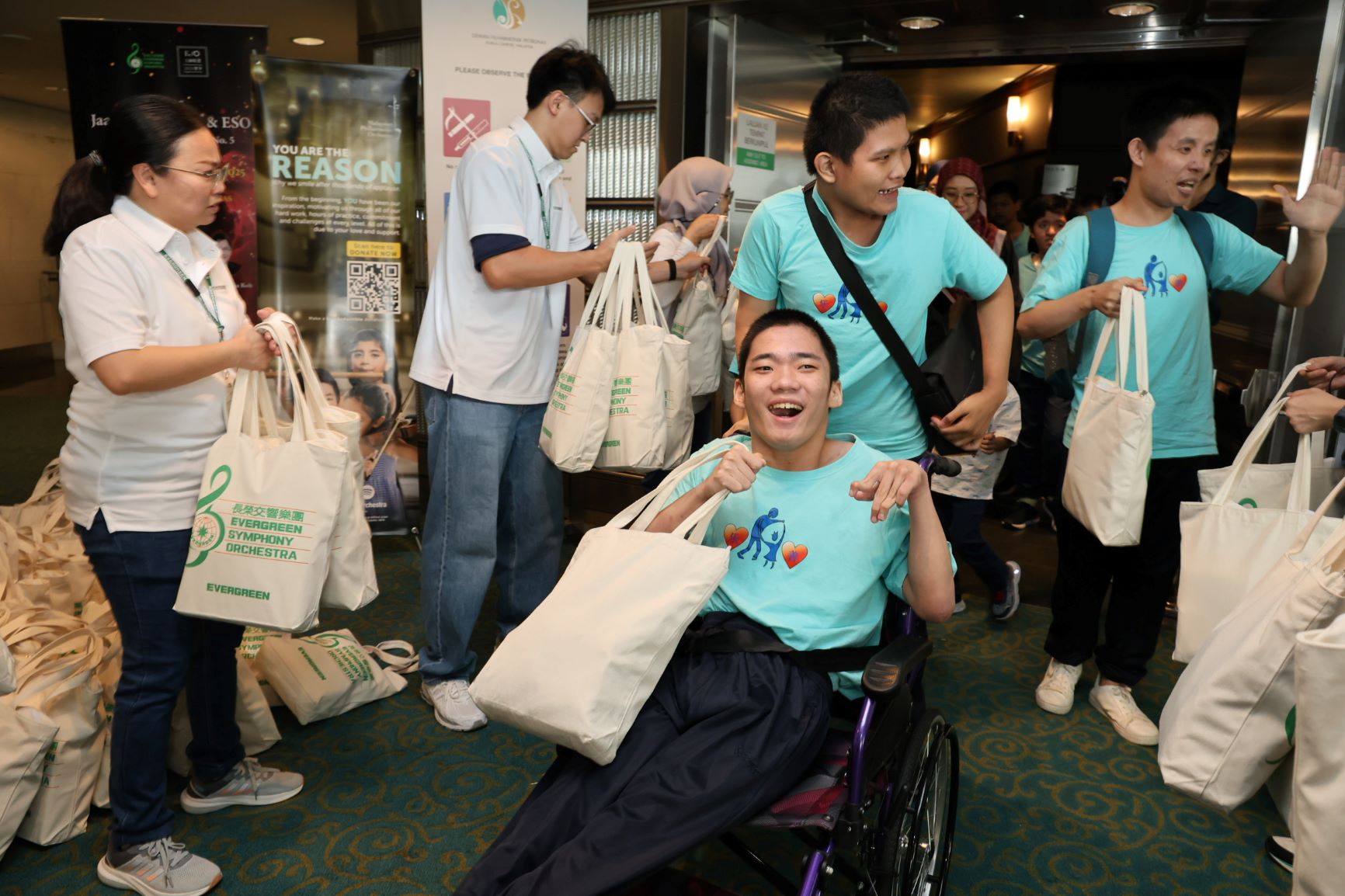 ESO invited 300 social welfare organization members to the concert and hosted a lunch with gifts for participants.