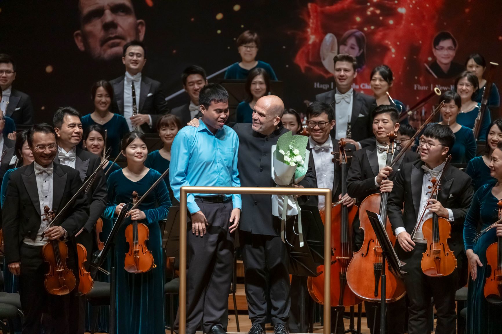 Artist-in-Residence Jaap van Zweden received flowers from children at the July 19 charity concert.