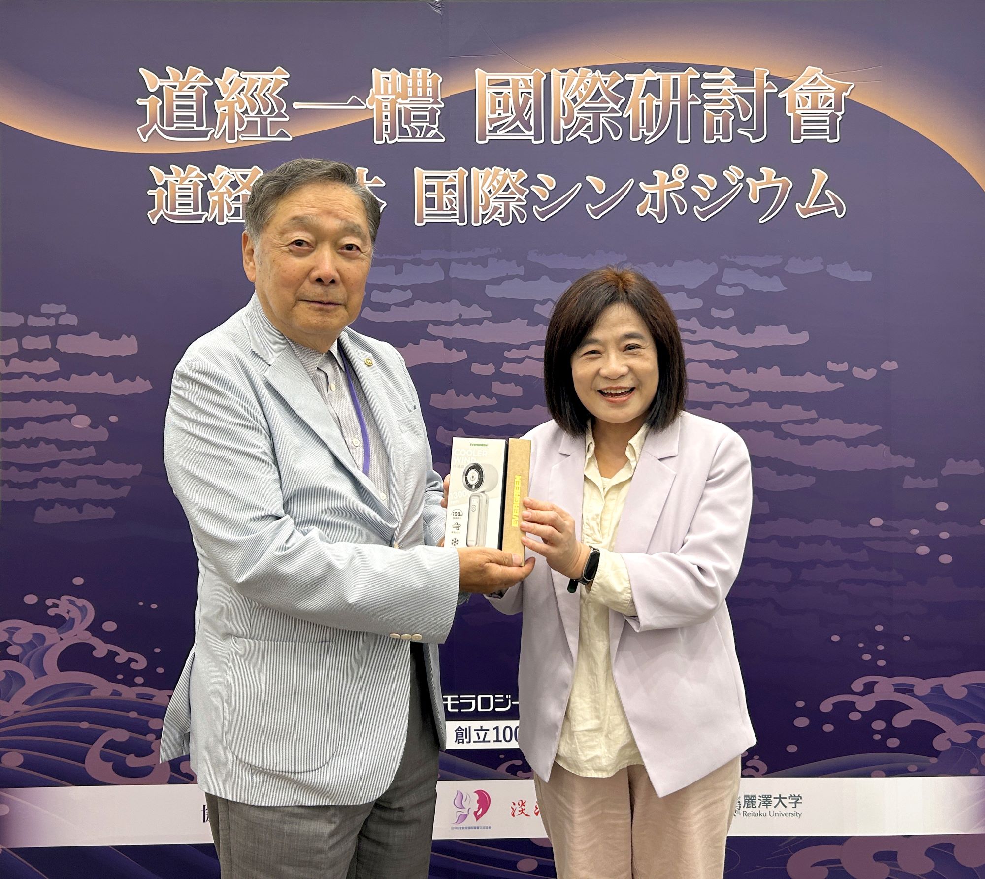 張榮發基金會執行長鍾德美（右一）誠摯歡迎道德教育財團董事長廣池幹堂（左一），遠從日本來臺舉辦國際研討會並致贈禮物。