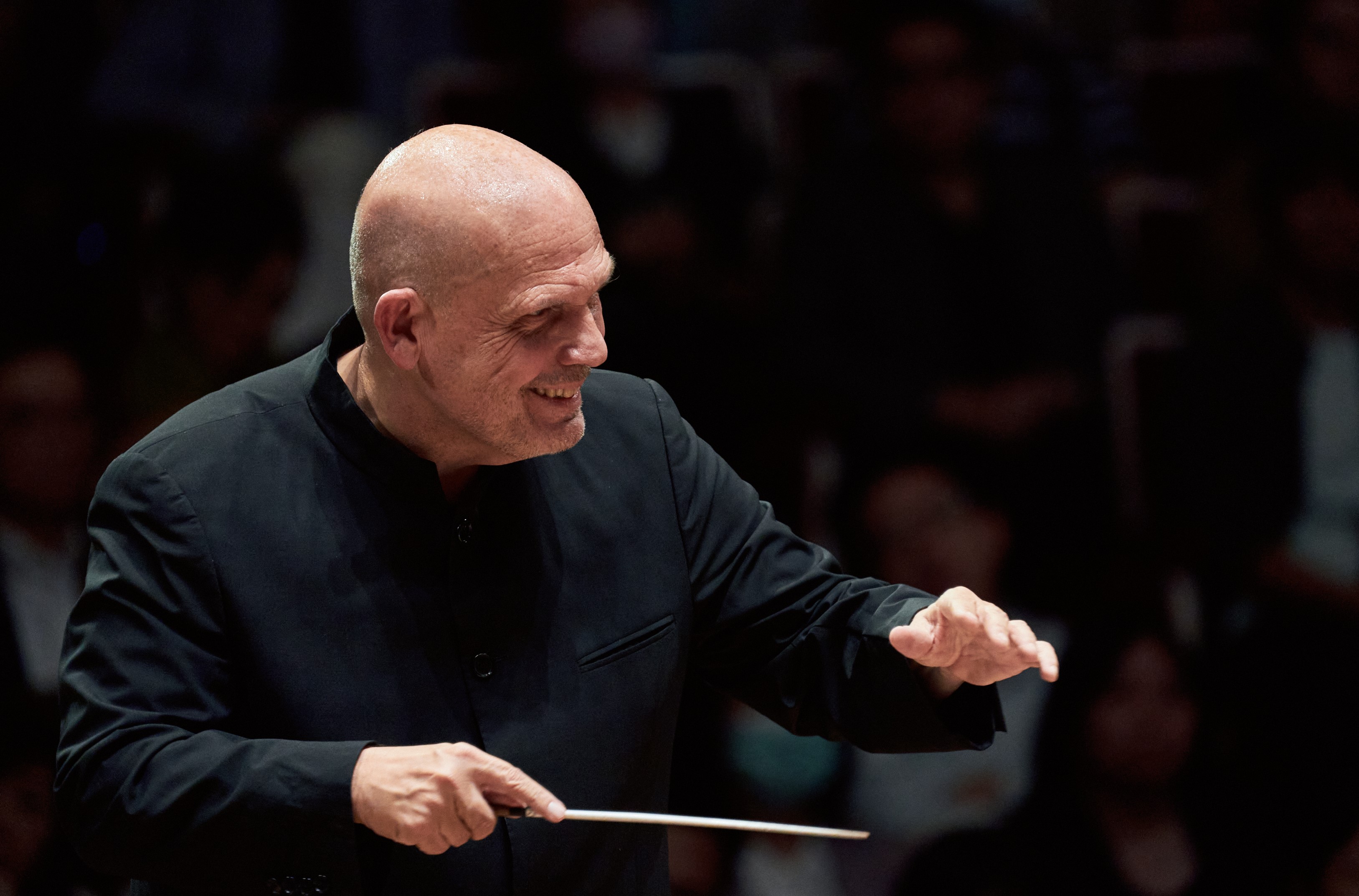 世界級指揮大師梵志登 (Jaap van Zweden)2025起擔任長榮交響樂團駐團藝術家,帶領樂團持續追求成長。