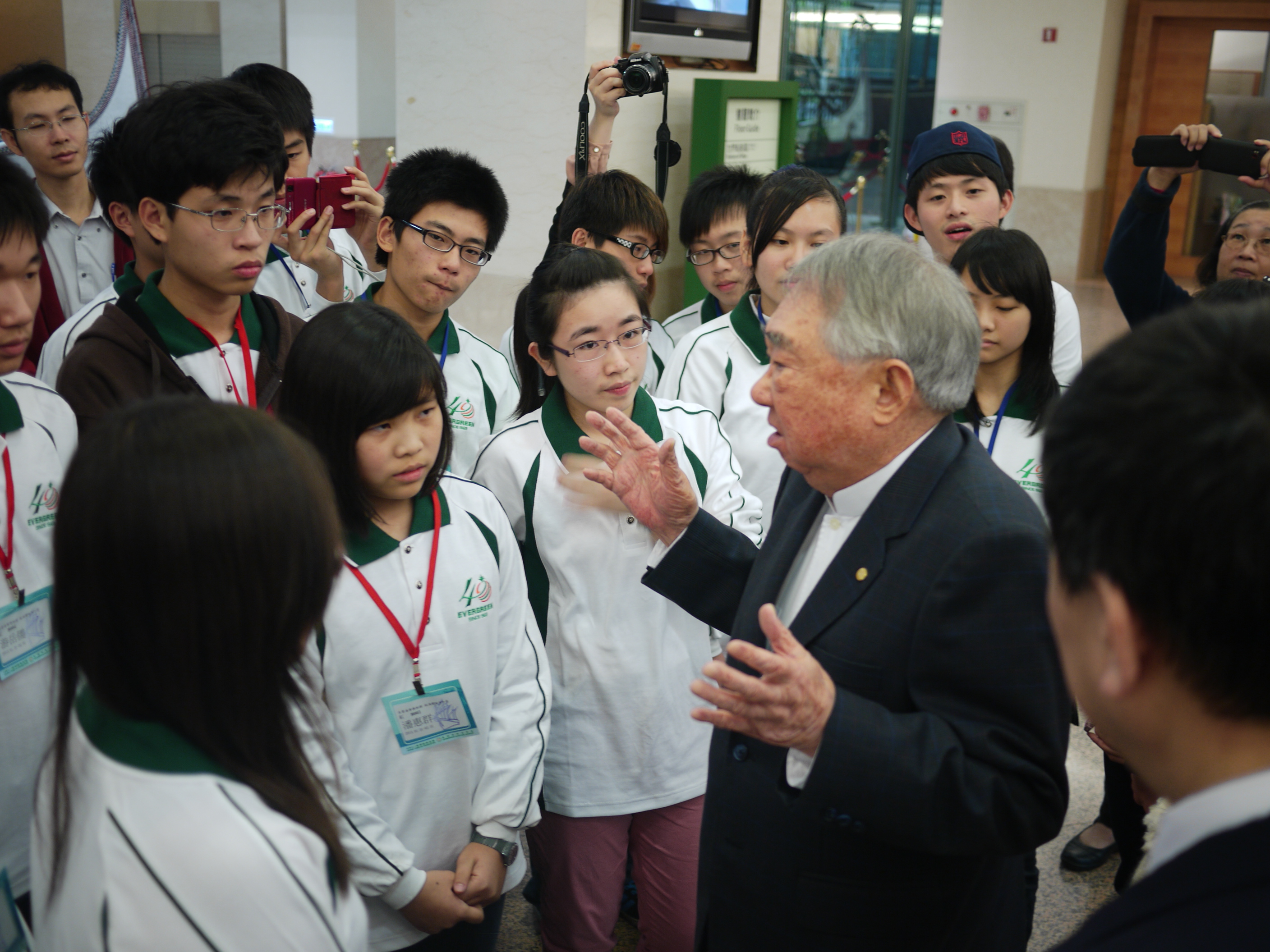 張創辦人於2012年視察長榮海事博物館,並鼓勵青年學子精進學業之餘也要積極行善。