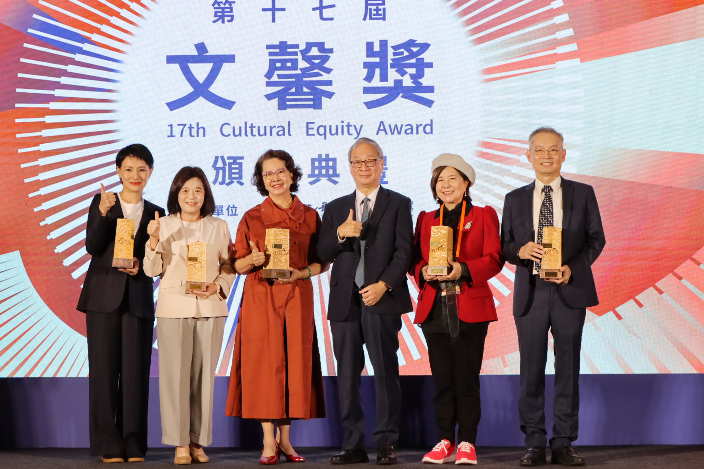 文化部部長李遠 (右三)與張榮發基金會執行長鍾德美 (左二)及文馨獎獲獎代表共同合影。