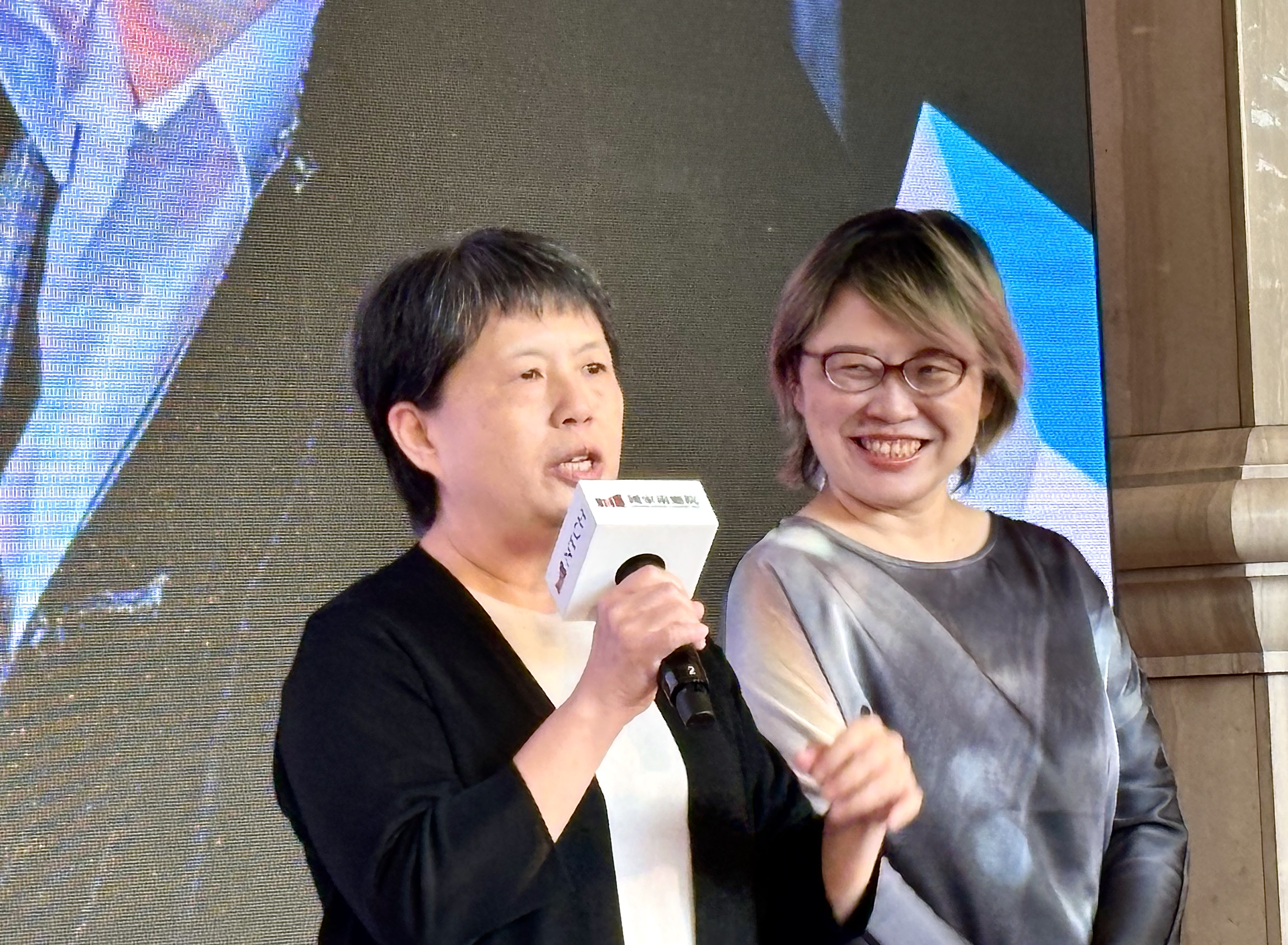 (左)台北室內合唱團團長方素貞引言推薦三月八日首場演出《諸神與魔鬼》