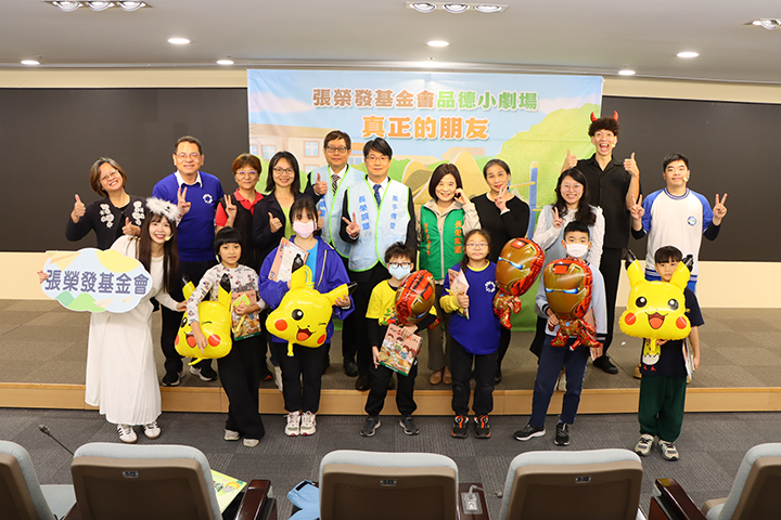 張榮發基金會執行長鍾德美（後排右五）、長榮鋼鐵總經理劉邦恩（後排左六）、經理盧建能（後排左五）、柑林國小校長謝添達（後排左二）、三和國小校長王蘭芝（後排左三）、豐珠中學校長林麗雲（後排左四）、瑞亭國小主任師麗碧（後排右四）、吉慶國小主任周明珍（後排左一）、青山國中小主任王儷諭（後排右三）與小朋友開心合照。