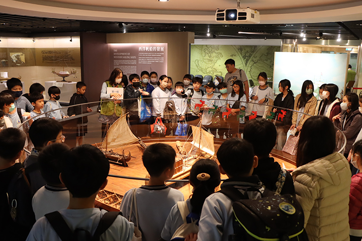 張榮發基金會12月10日邀請220名師生欣賞品德小劇場，並安排參觀長榮海事博物館，由導覽員介紹古今中外的船舶模型、海洋文化與知識等解說。