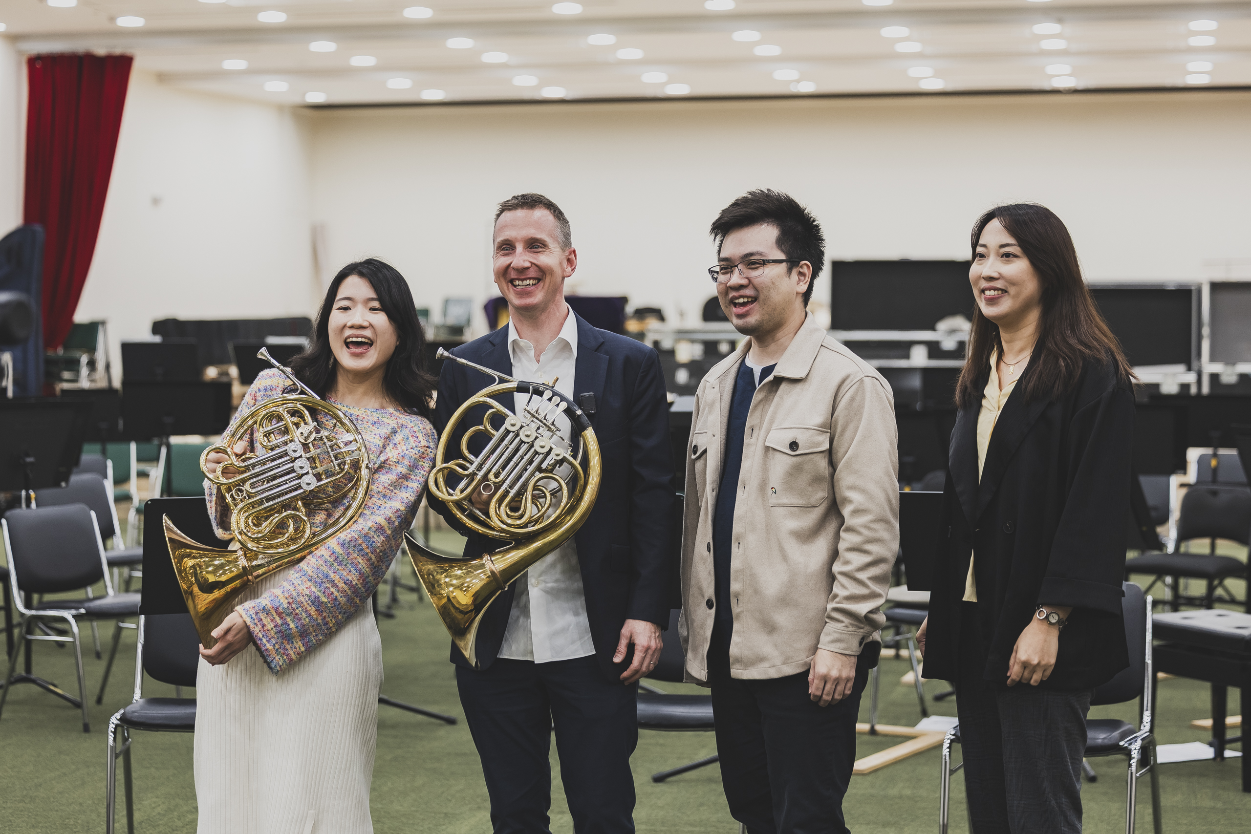 團員與大師於課後合影，展現音樂交流的溫暖時刻。