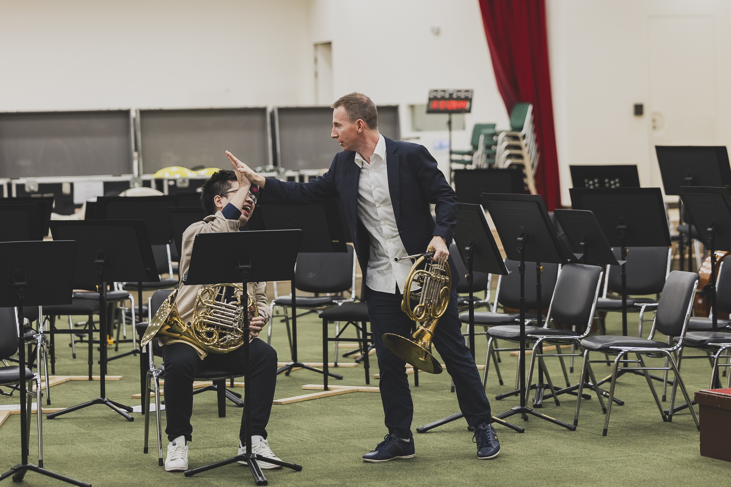 團員與大師交流演奏，現場默契擊掌。