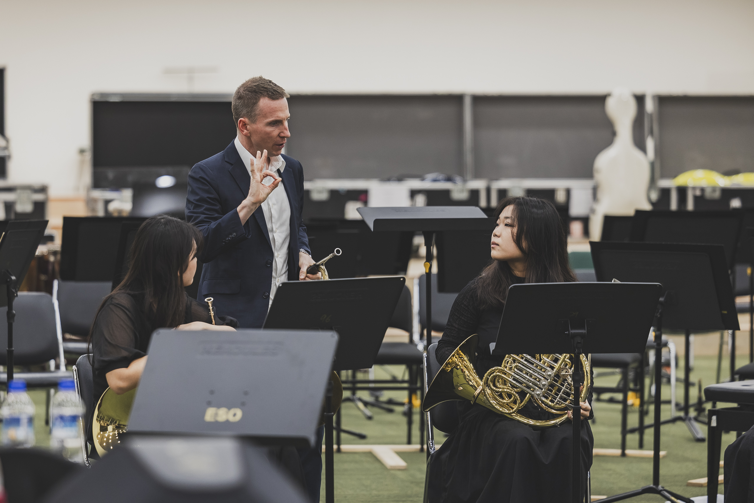 臺師大學生於ESO大師班課堂中專注聆聽與合奏。