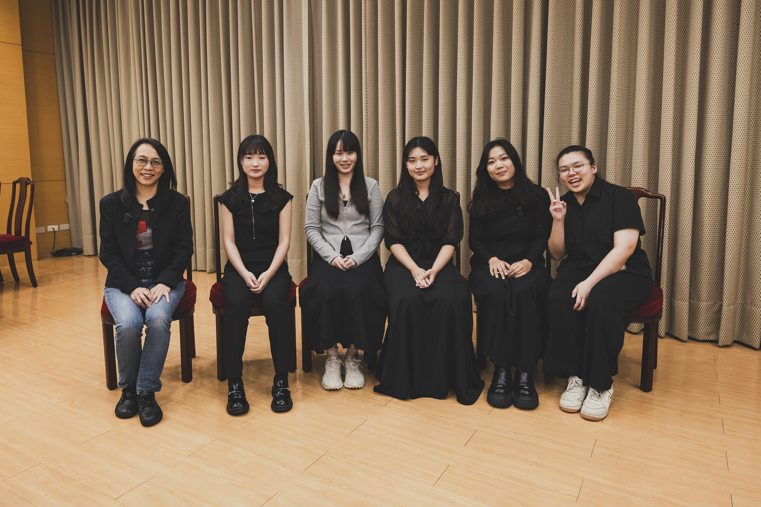 師大學生於ESO大師班課後合影，展現學習成果與音樂交流的青春風采。