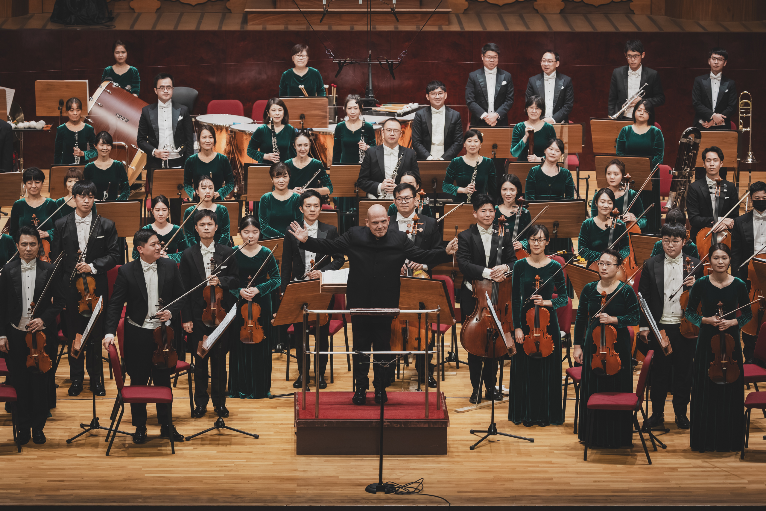 The 2026 Spring/Summer season is about to begin, with Artist-in-Residence Jaap van Zweden leading newly appointed concertmaster Ting-shuo Chang and the ESO onto the international stage.
