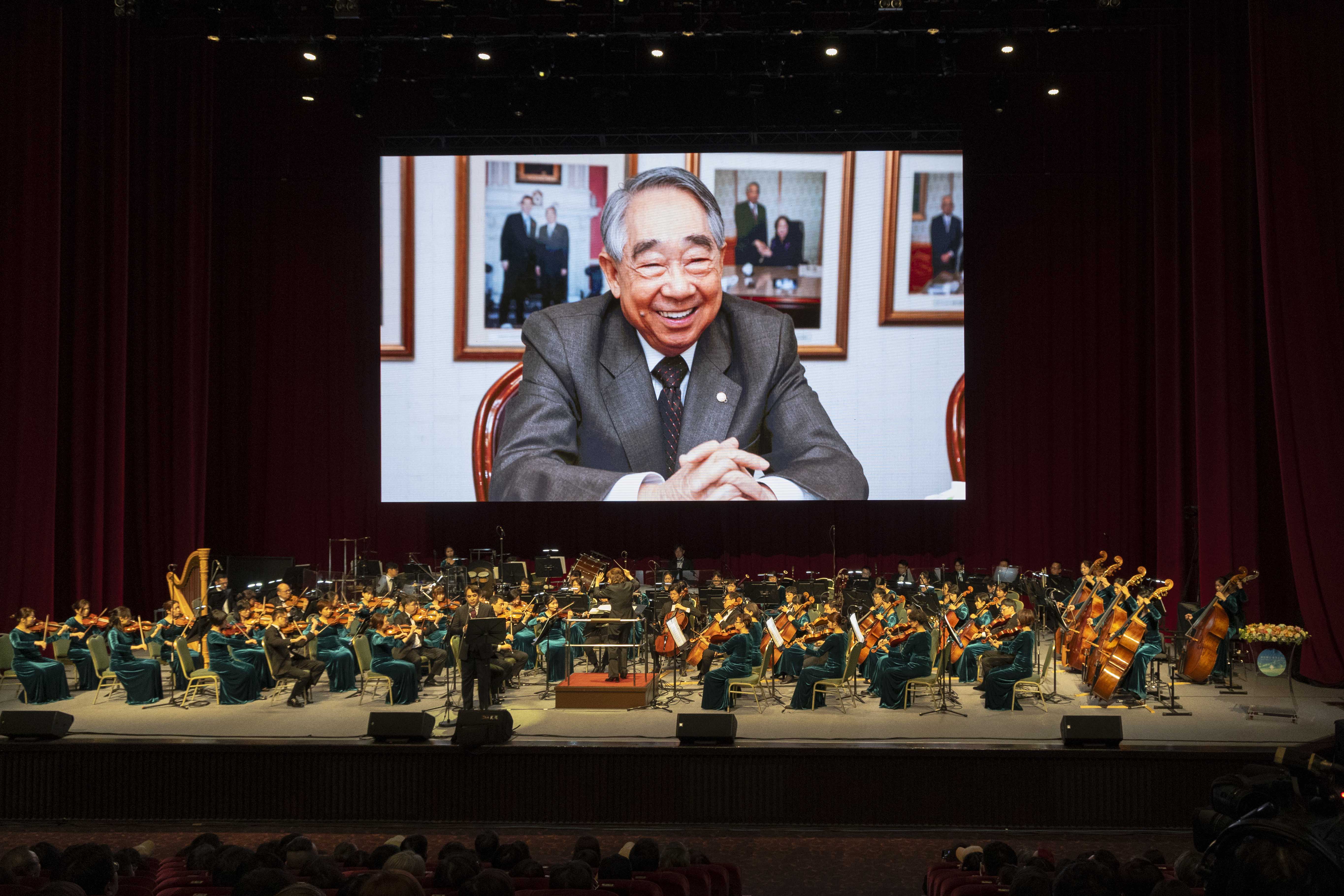 男高音林健吉帶來撫慰人心的《淚光閃閃》與《千風之歌》，他深情的歌聲及現場播出的影片，令現場許多觀眾為之動容，也代替大家說出對創辦人張榮發總裁無限的懷念。