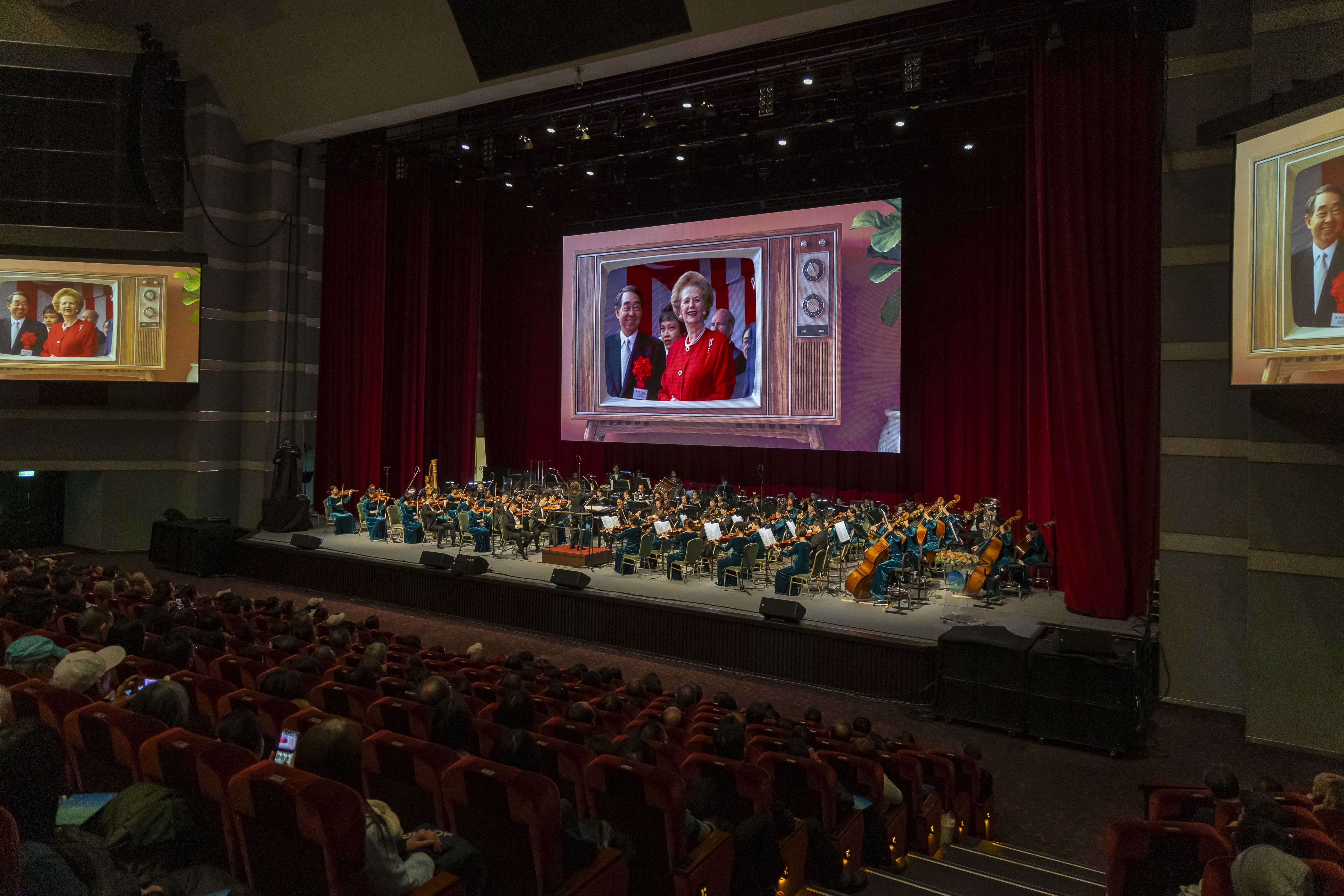 長榮交響樂演出英國作曲家艾爾加的《威風凜凜進行曲》，這首被譽為「英國第二國歌」的曲子同時也是張創辦人與英國鐵娘子柴契爾夫人最喜歡的曲目之一，張創辦人曾說每次聽到這首曲子，就會想起他在遠方的老友─柴契爾夫人，現場播放了許多珍貴畫面，也訴說了兩位摯友堅毅的友情，讓觀眾津津樂道。