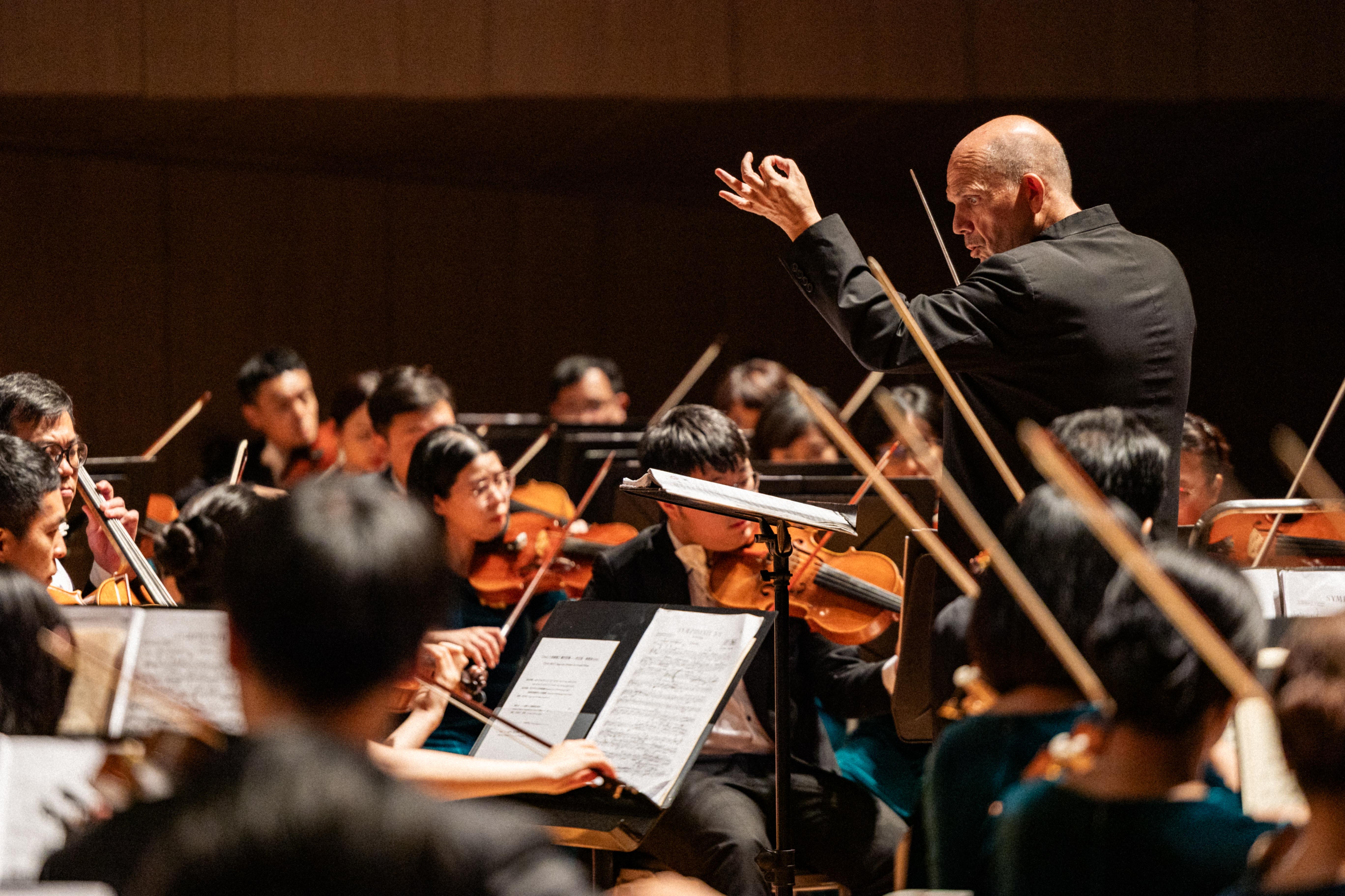 Maestro Jaap van Zweden leads the Evergreen Symphony Orchestra with precision and intensity, guiding audiences through the resonant worlds of Russian Romanticism and French musical brilliance.