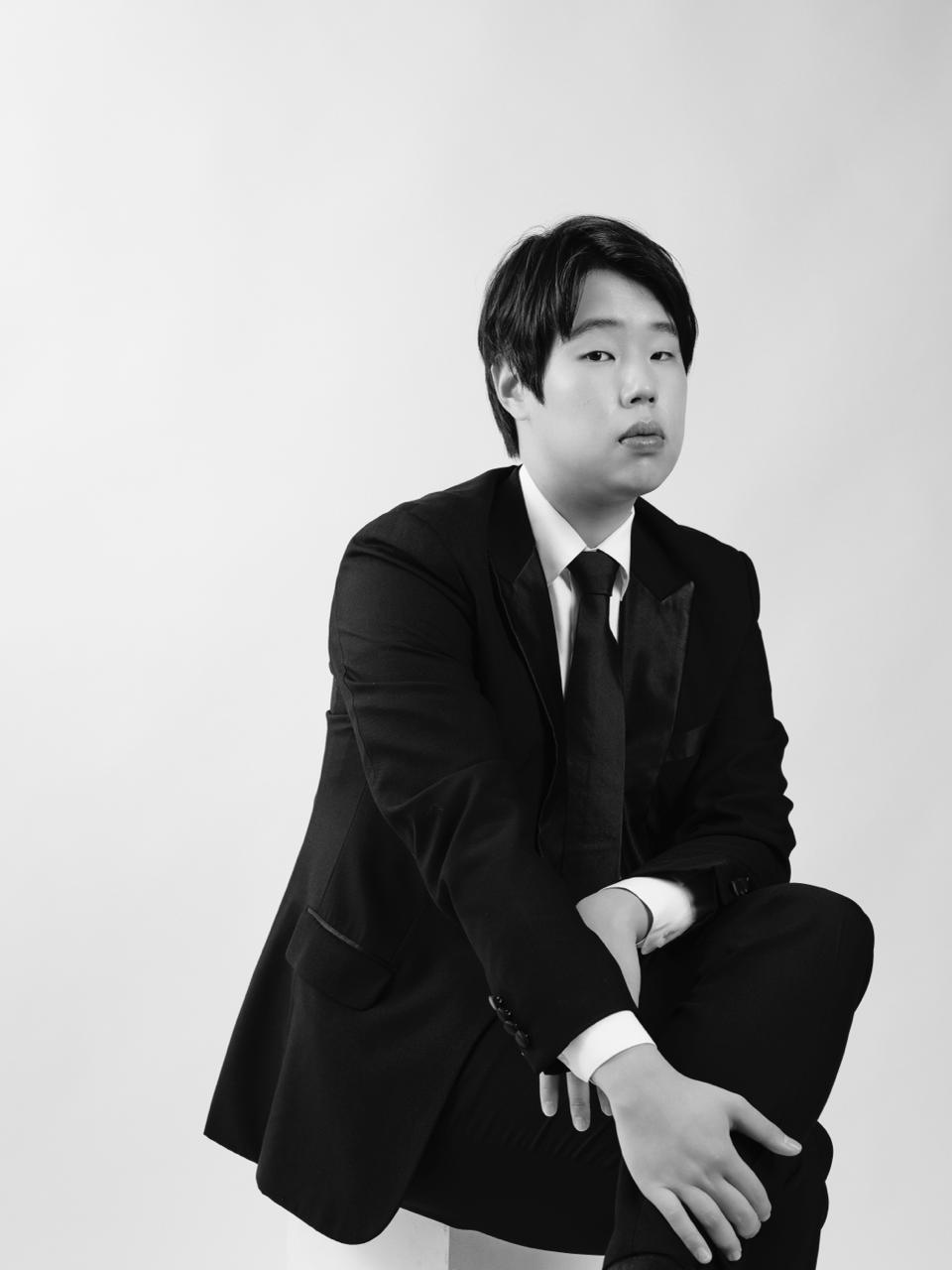 South Korean pianist Jaehong Park joins forces with the Evergreen Symphony Orchestra in the concert Russian–French Rhapsody, performing Rachmaninoff’s Piano Concerto No. 3 with dazzling virtuosity and profound emotion.