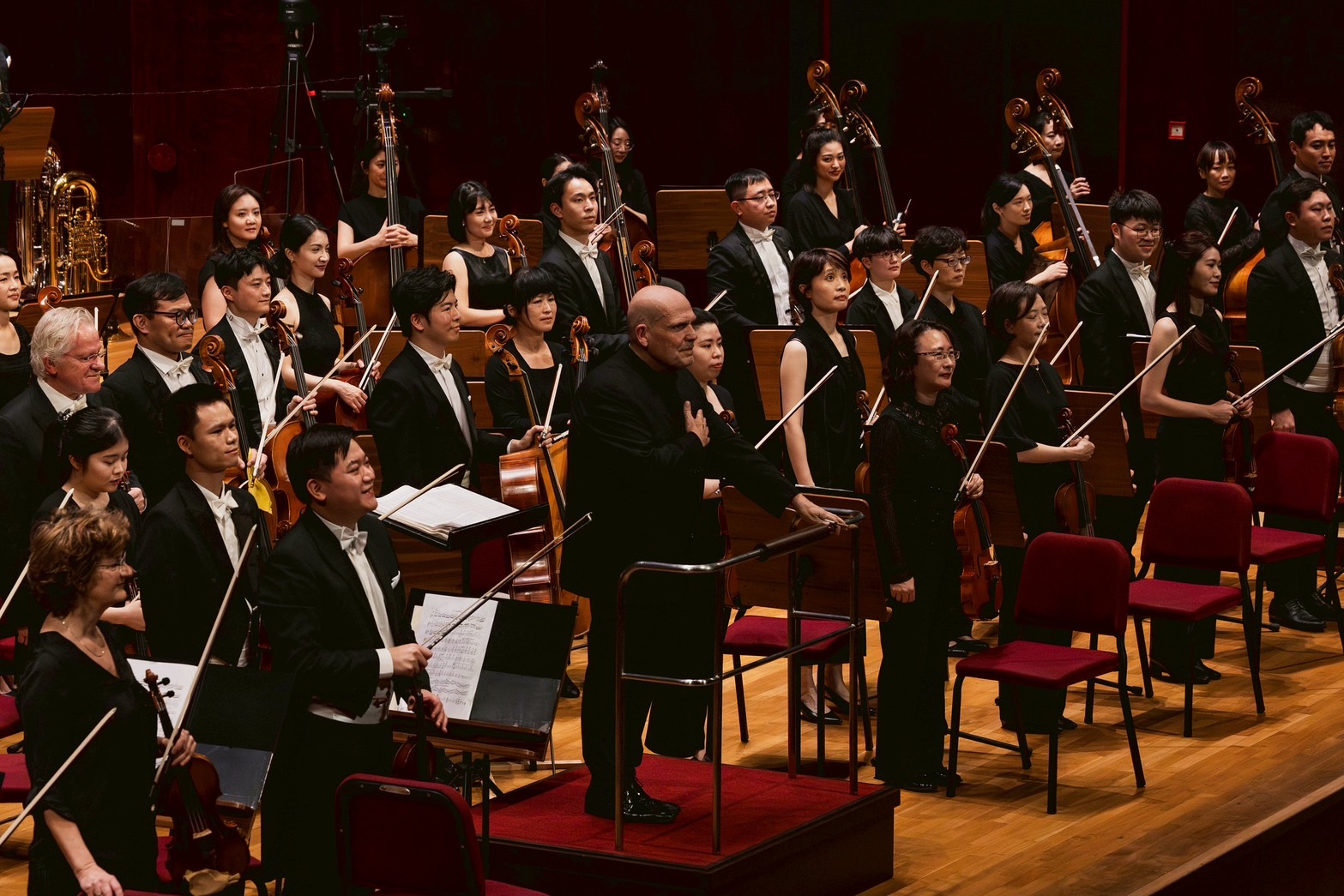 Evergreen Symphony Orchestra unites Taiwanese musicians, bringing symphonic intensity to Singapore.