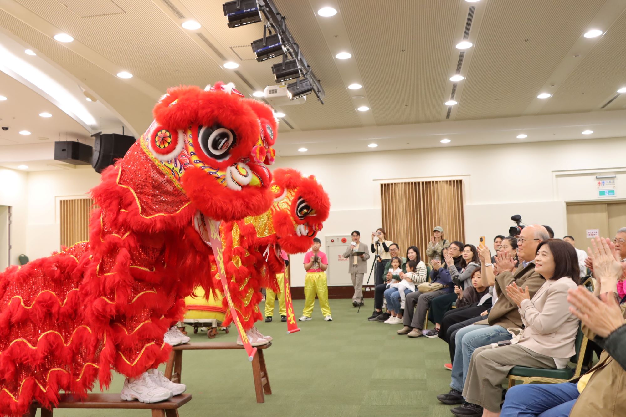 「2026年張榮發基金會藝術季」由野柳國小鼓獅隊揭開序幕，帶來傳統廣東醒獅演出。