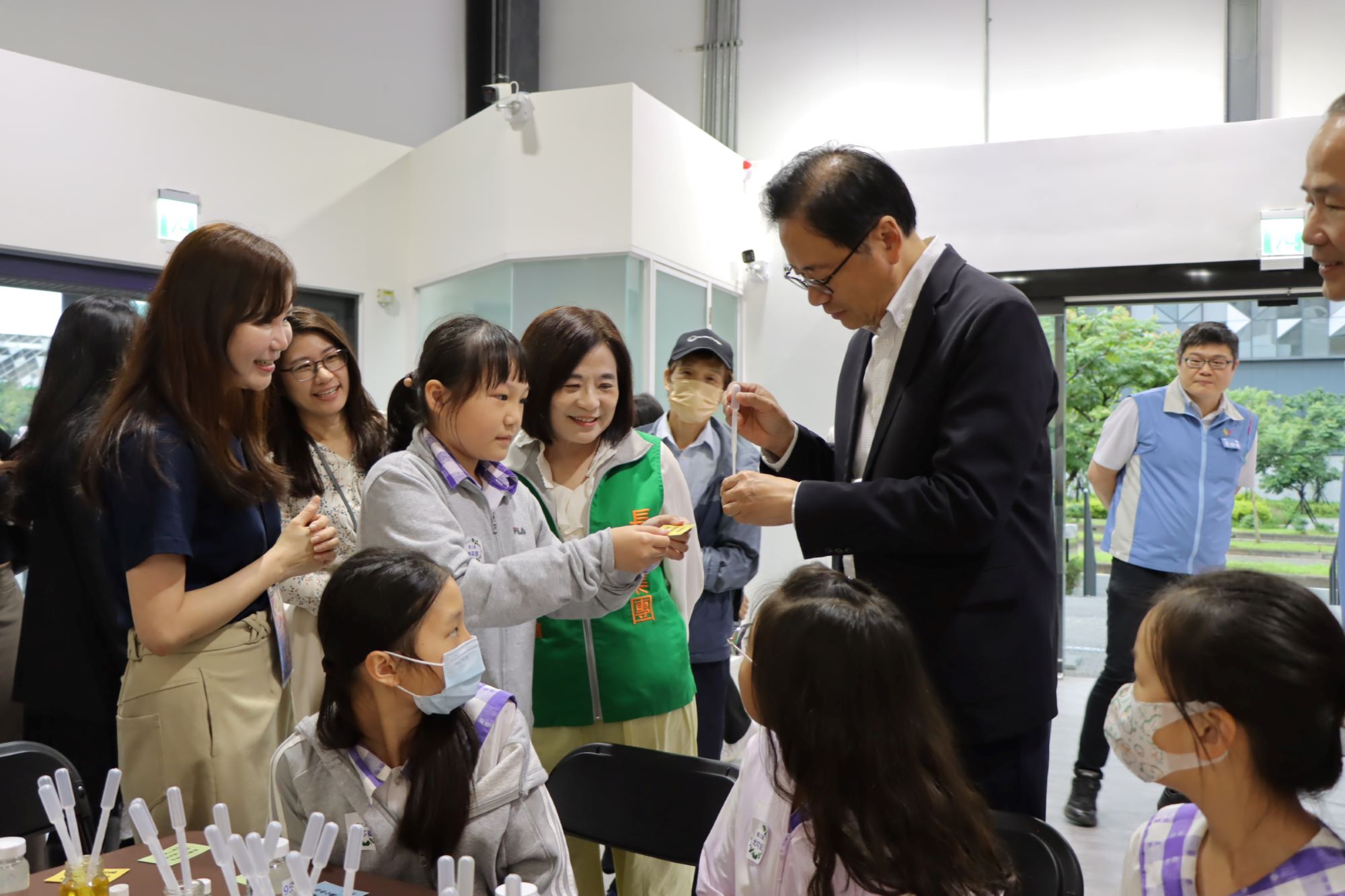 在科普閱讀探究熱血教師的帶領下，桃園市長張善政（後排右一）與張榮發基金會執行長鍾德美（後排右二）和學童一起學習香精調製。