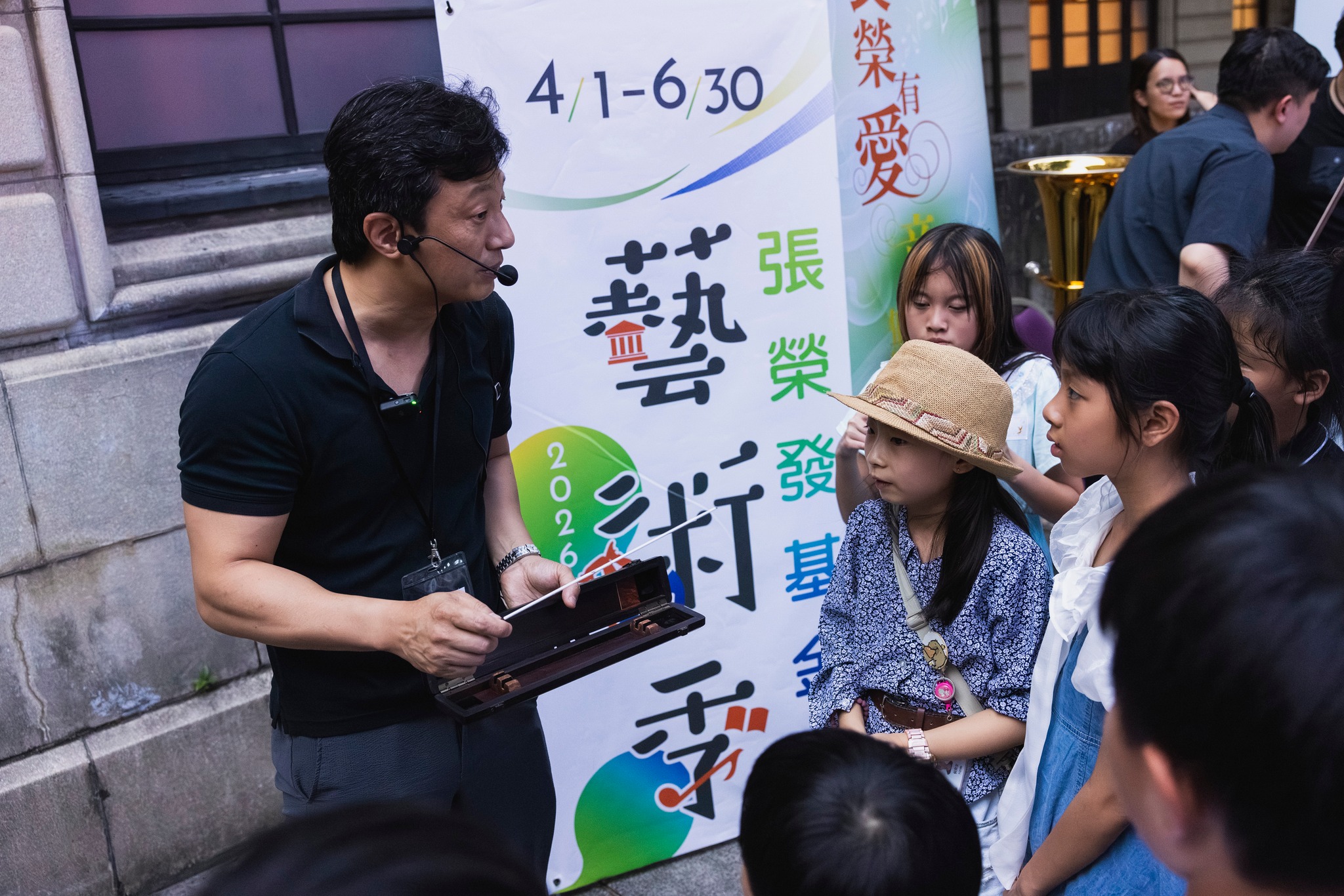 音樂會指揮后正宇驚喜現身，親自向孩子們介紹指揮棒的奧秘，拉近古典音樂與童心的距離。