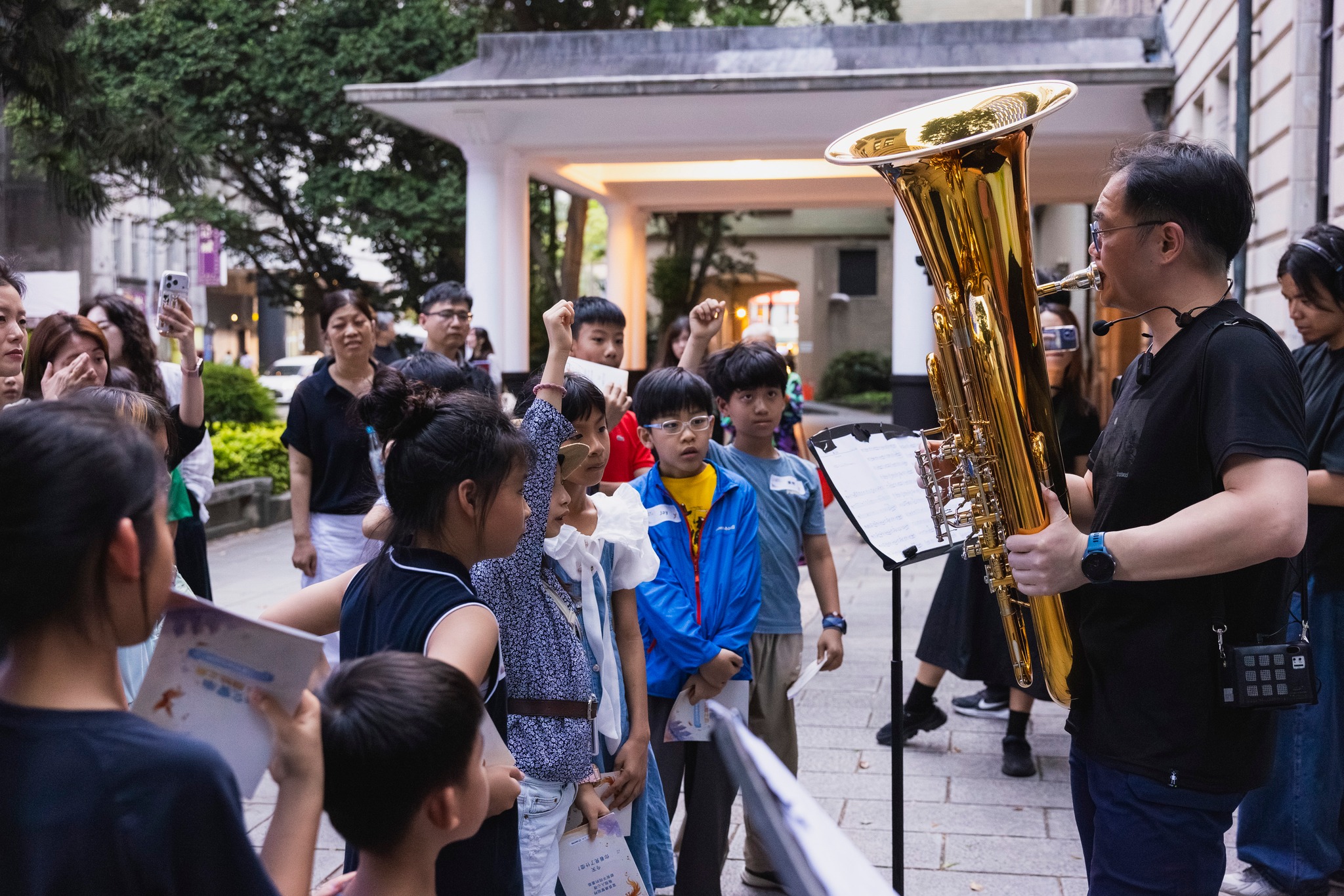 低音號首席蔡孟昕解密樂器構造，現場示範震撼音色，逗得孩子笑聲不斷。