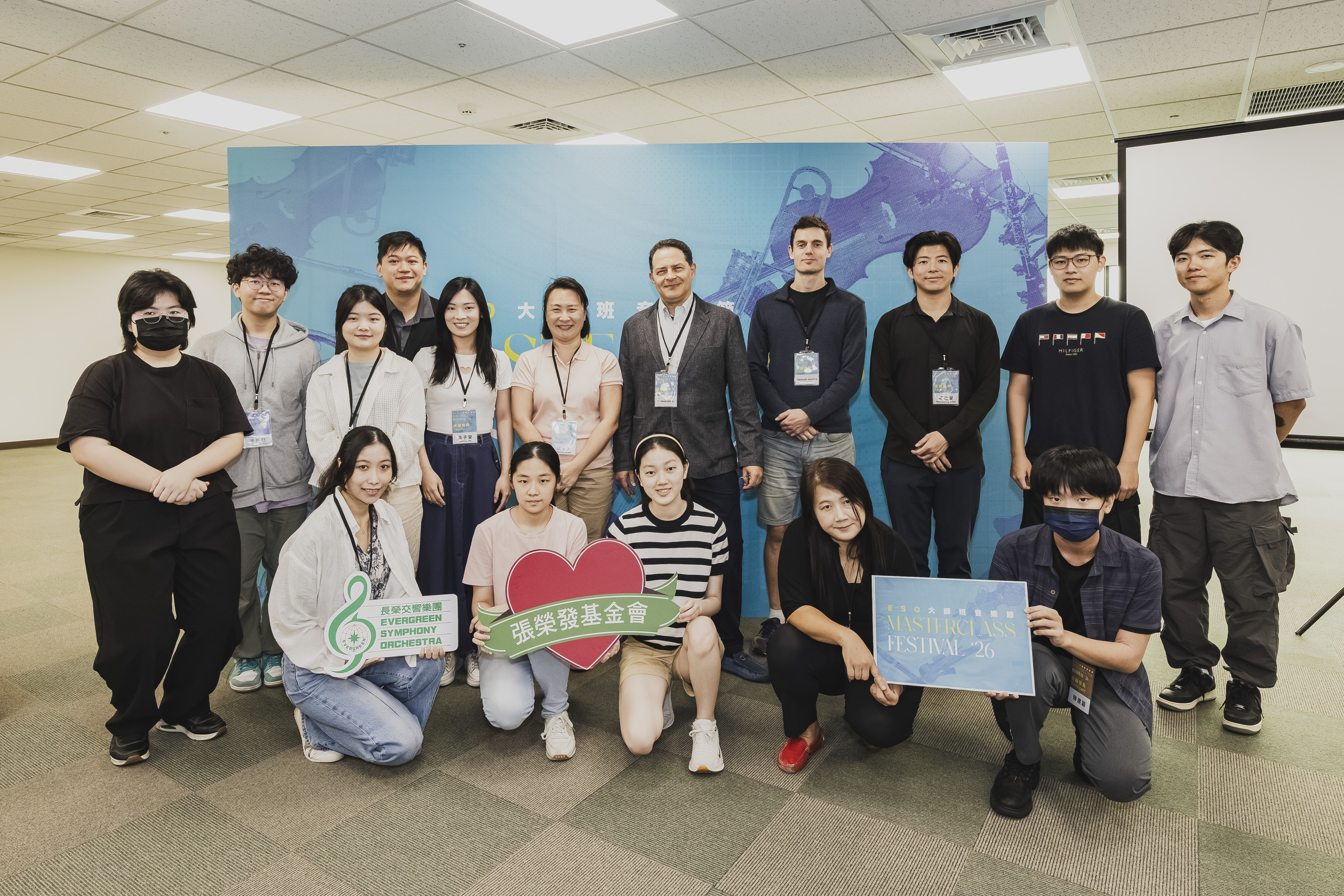 The Masterclass Music Festival held its grand opening on June 22, with faculty and students gathering for a group photo at the opening ceremony.