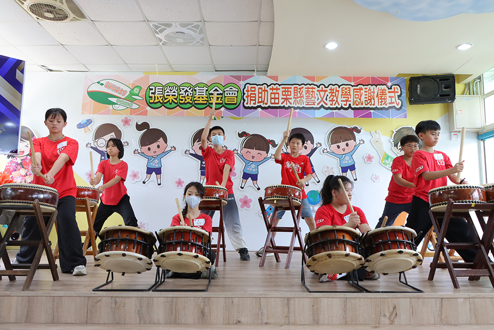 南埔國小學童以太鼓表演為「學校課後社團推動藝術與人文教學計畫」感謝儀式震撼開場，充分展現課後社團的豐碩學習成果，鏗鏘有力的鼓聲和整齊劃一的節奏不僅響徹全場，更展現在藝術教育薰陶下的自信與活力。