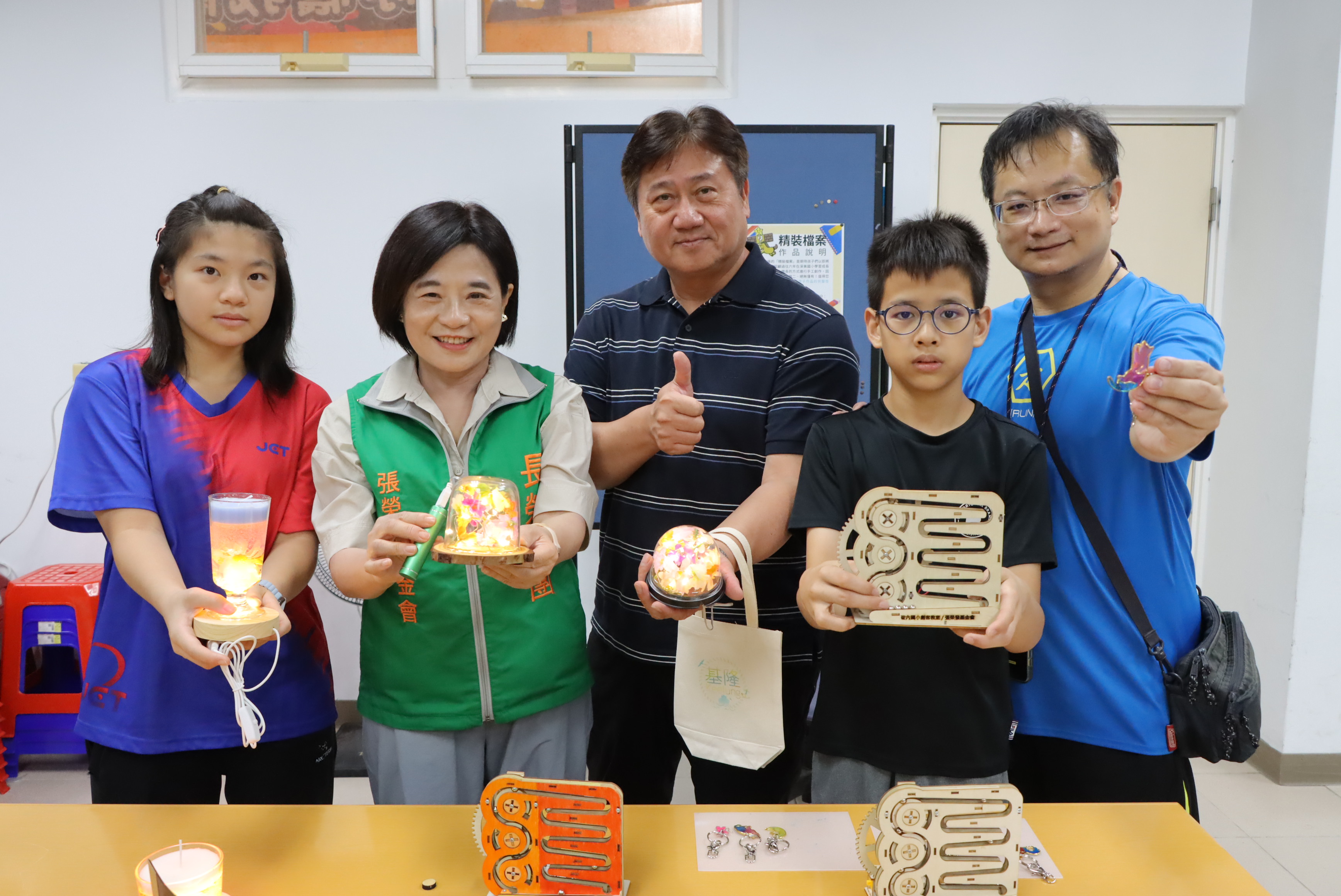 張榮發基金會執行長鍾德美(左二)、基隆市教育處課程教學科課程督學巫建男(左三)與碇內國小師生在創課作品前合影。