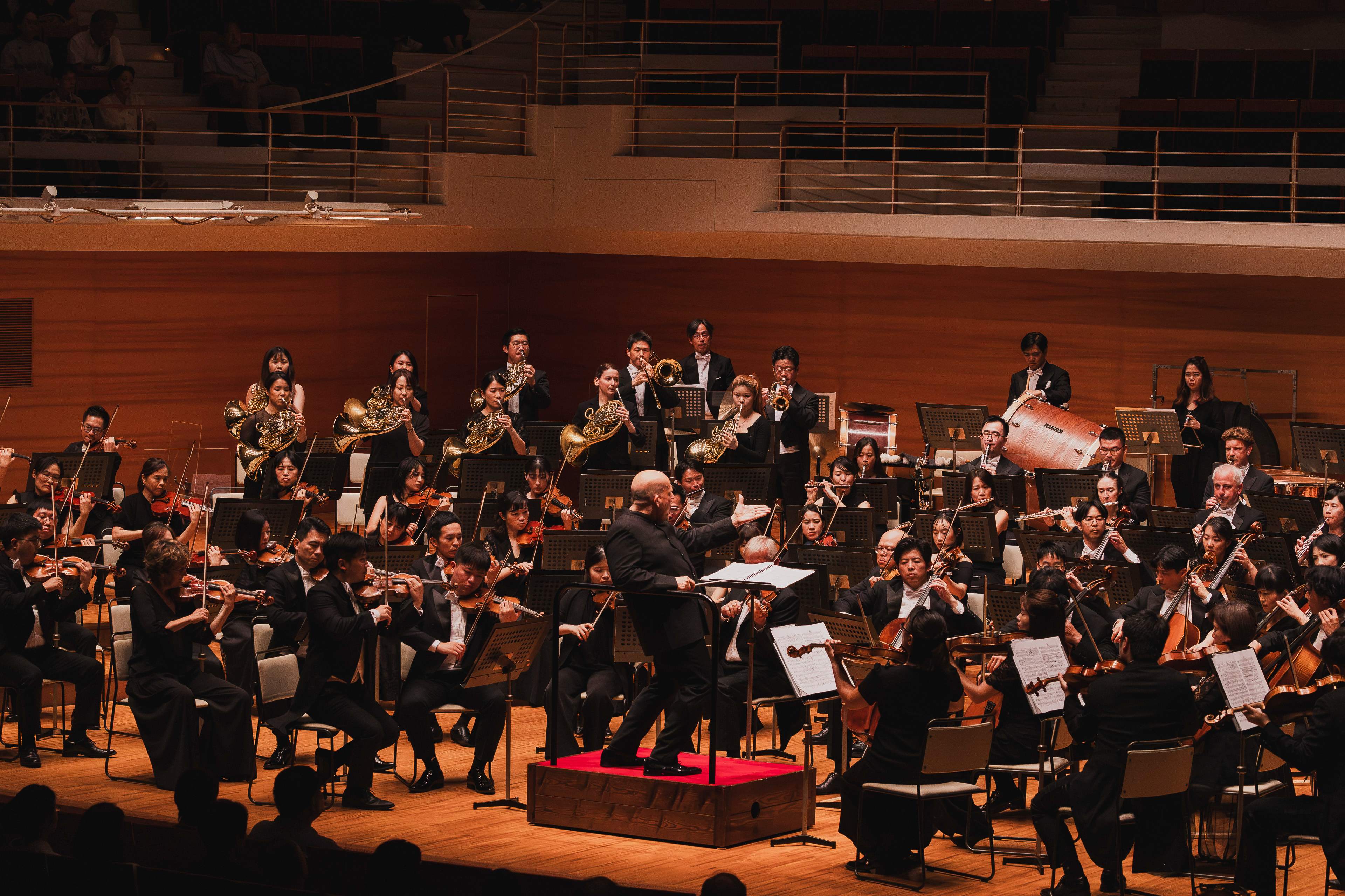 長榮交響樂團今年7月於日本東京與新潟演出廣受好評,10月將再度重返日本,前往大阪與京都舉行巡演音樂會。