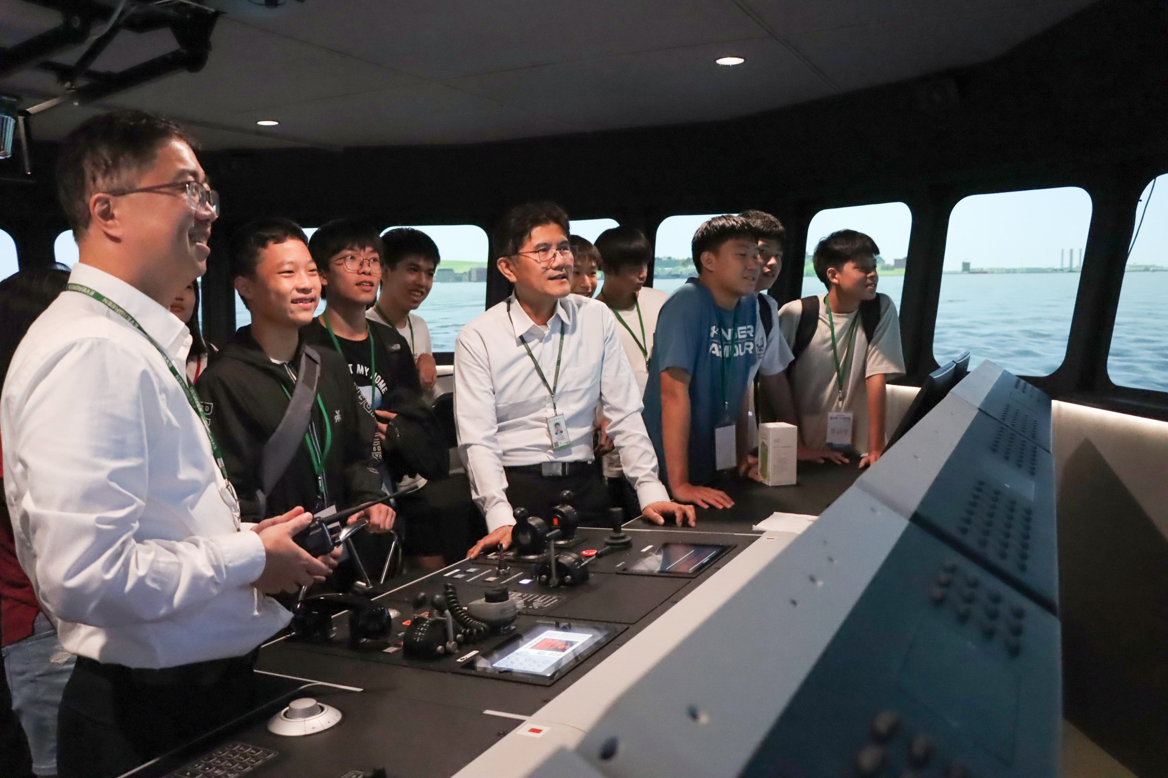 第二屆高中生環保營學員登上長榮海運船員訓練中心模擬船艙，身歷其境體驗海上航行實況。